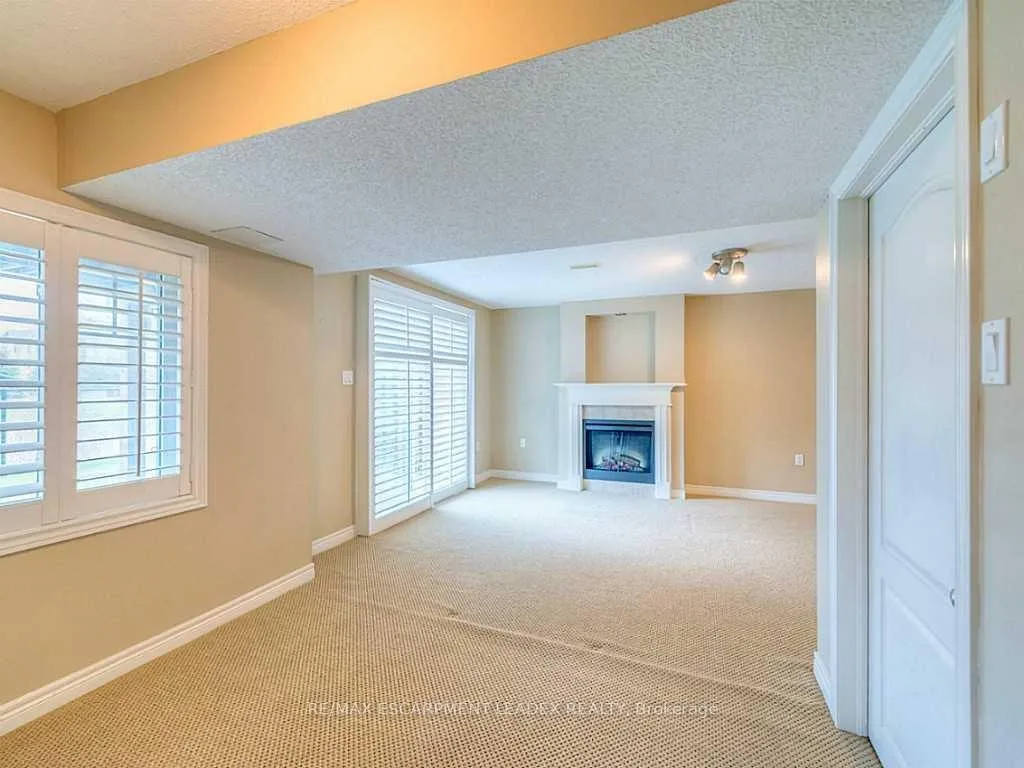 Photo 18 of Unit 9, 60 Cloverleaf Drive, Hamilton, Ancaster — HOMEH