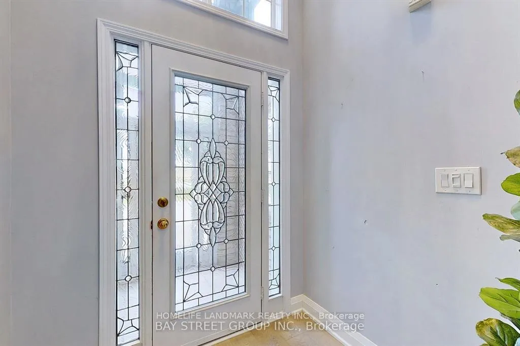 Photo 2 of 25 Tower Bridge Crescent S, Markham, Berczy — HOMEH