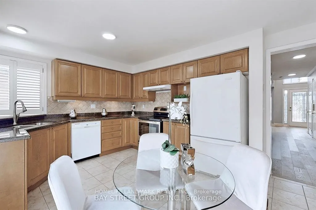Photo 10 of 25 Tower Bridge Crescent S, Markham, Berczy — HOMEH