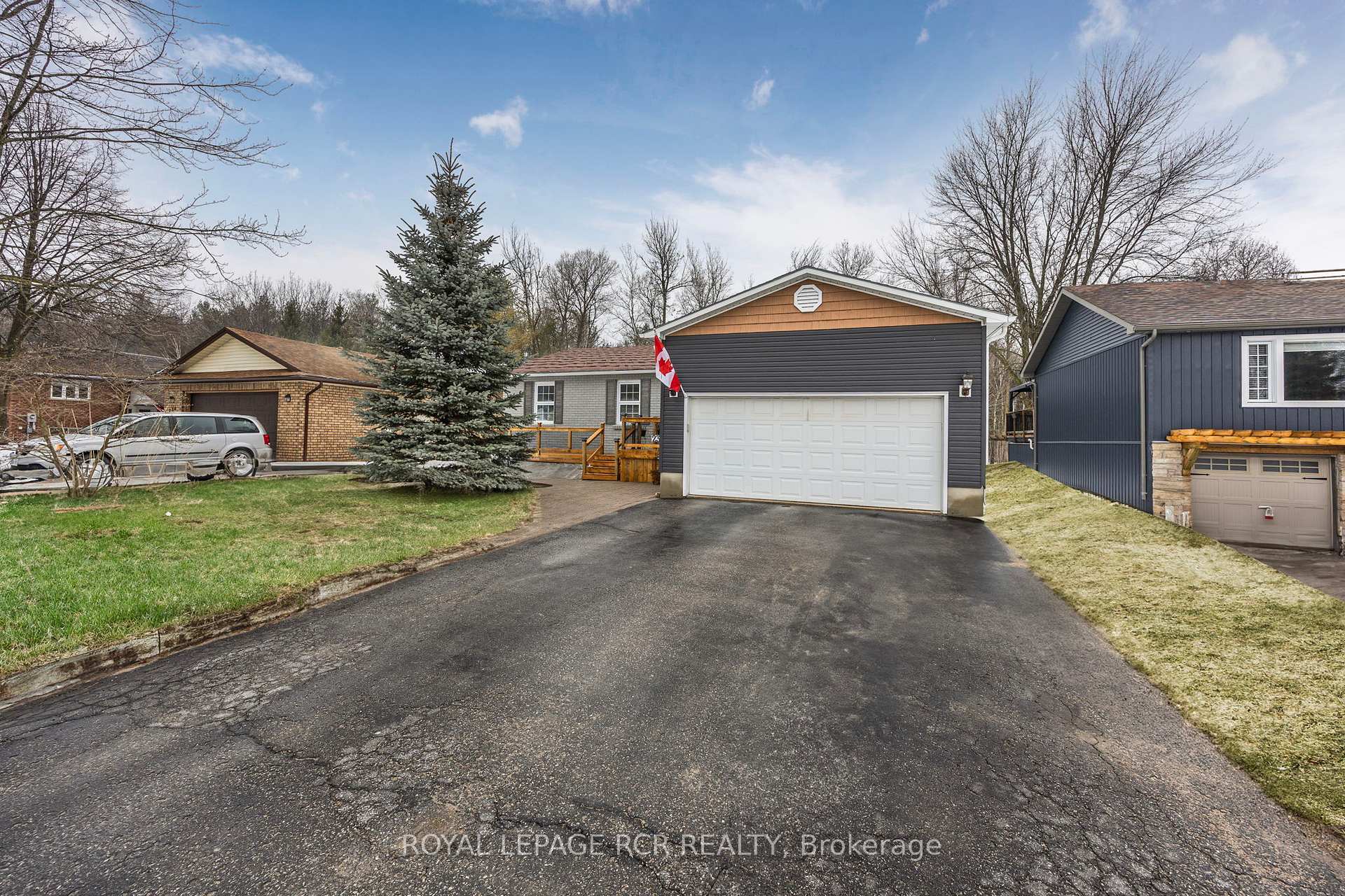 Front of 236 Simcoe Street N