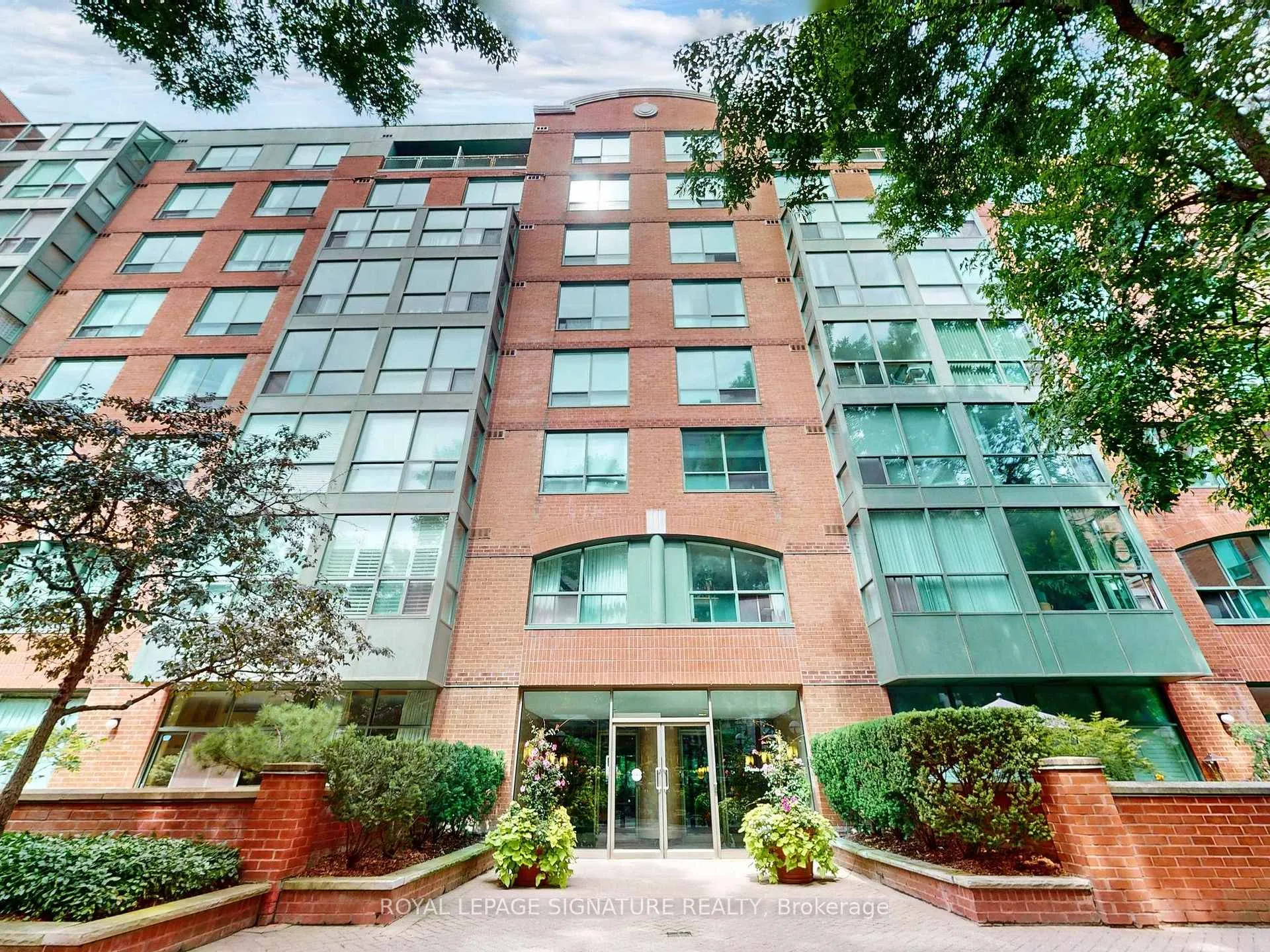 Front of Unit 726, 95 Prince Arthur Avenue