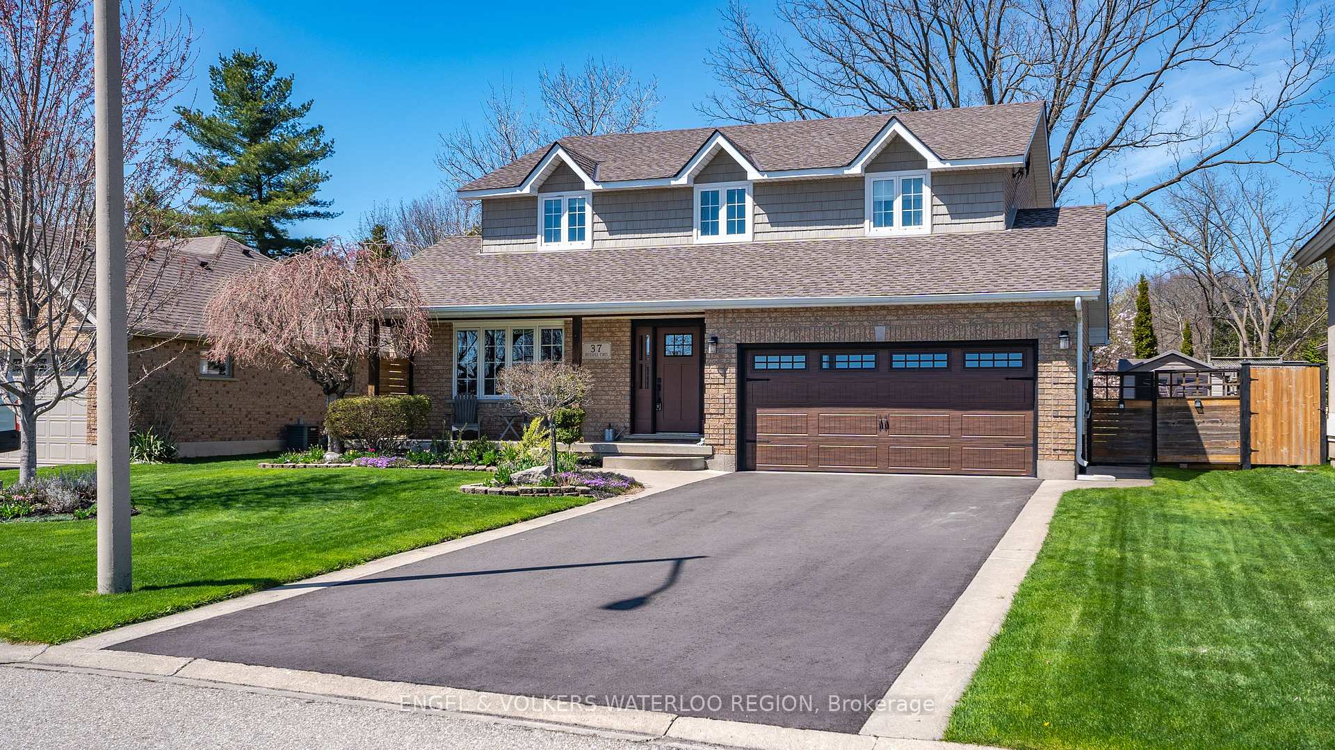 Photo 2 of 37 Russell Crescent, Brant, South Dumfries — HOMEH