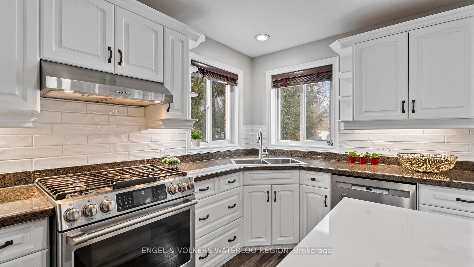 Photo 15 of 37 Russell Crescent, Brant, South Dumfries — HOMEH
