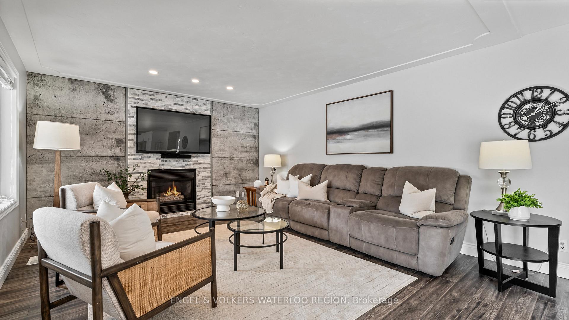 Photo 19 of 37 Russell Crescent, Brant, South Dumfries — HOMEH
