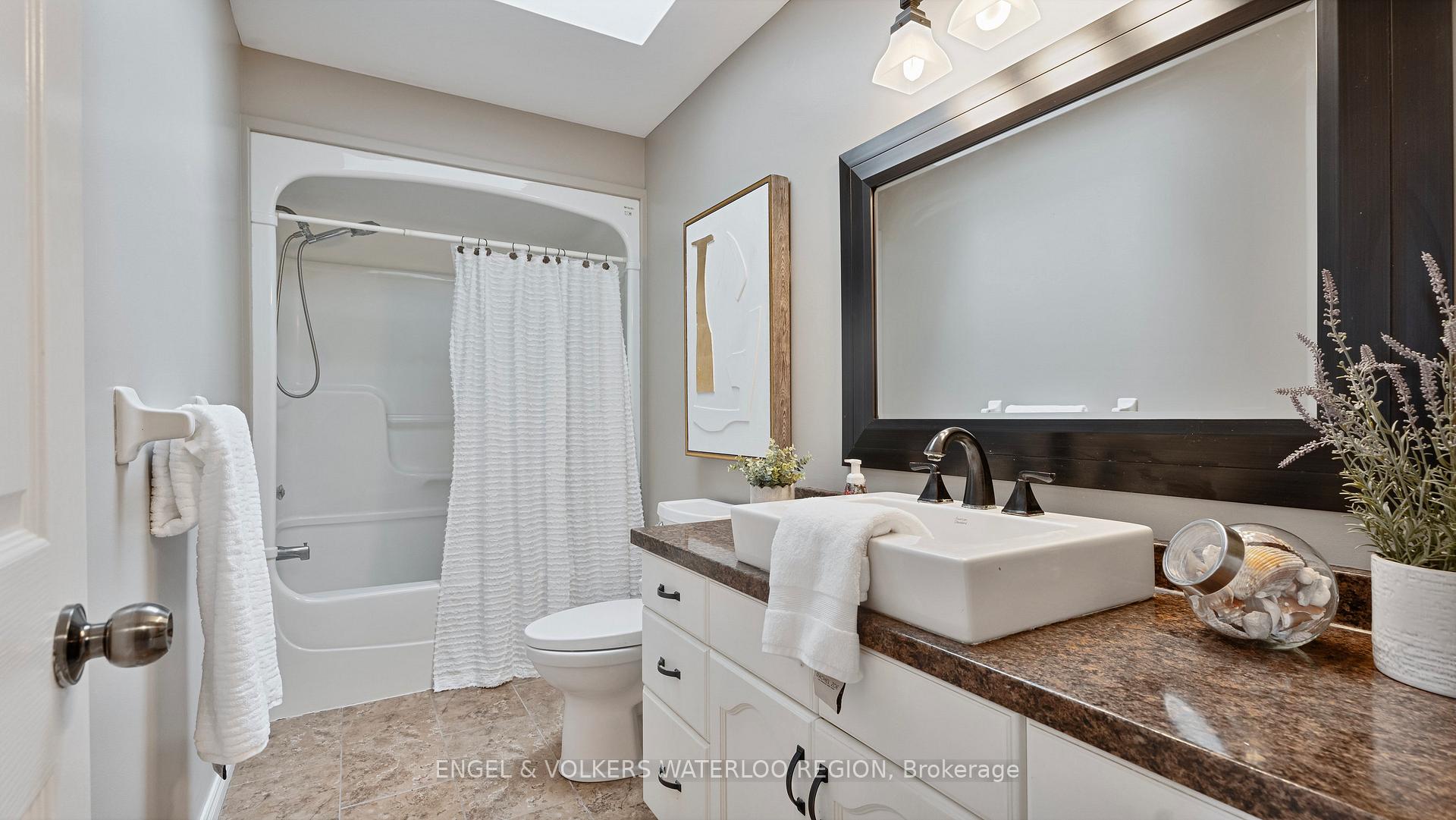 Photo 24 of 37 Russell Crescent, Brant, South Dumfries — HOMEH
