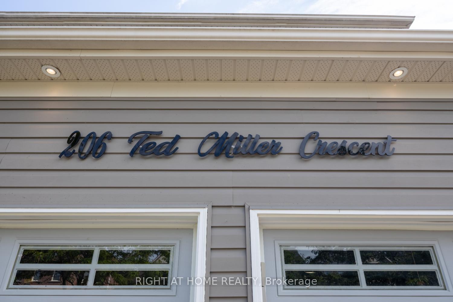 Photo 4 of 206 Ted Miller Crescent, Clarington, Bowmanville — HOMEH