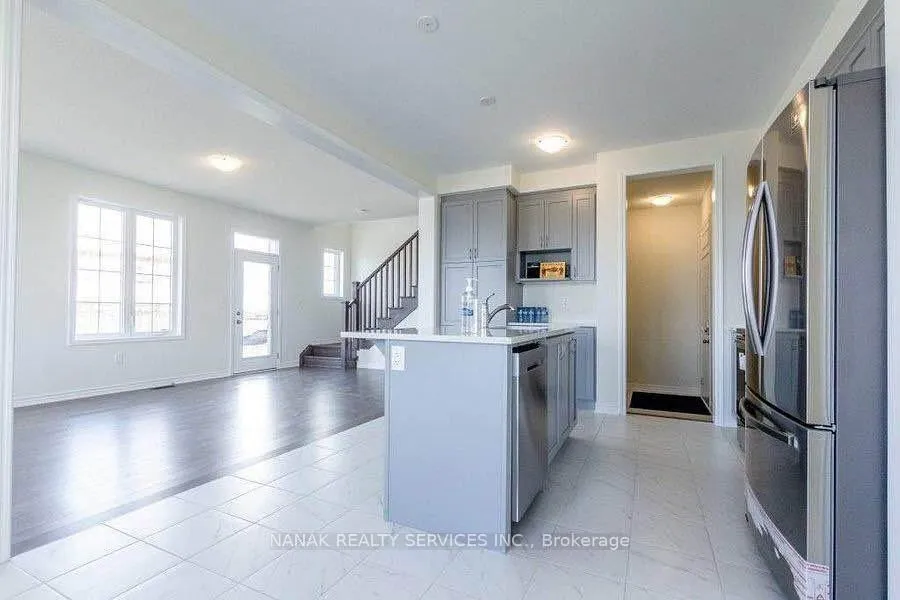 Photo 5 of 583 Queen Mary Drive, Brampton, Northwest Brampton — HOMEH