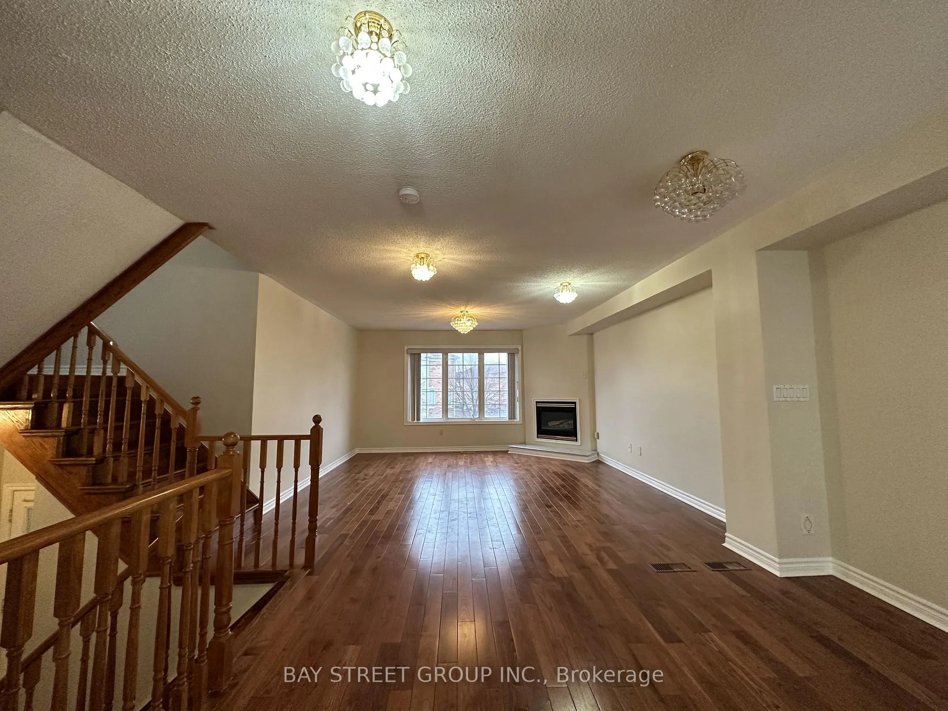 Photo 4 of 152 Leitchcroft Crescent, Markham, Commerce Valley — HOMEH