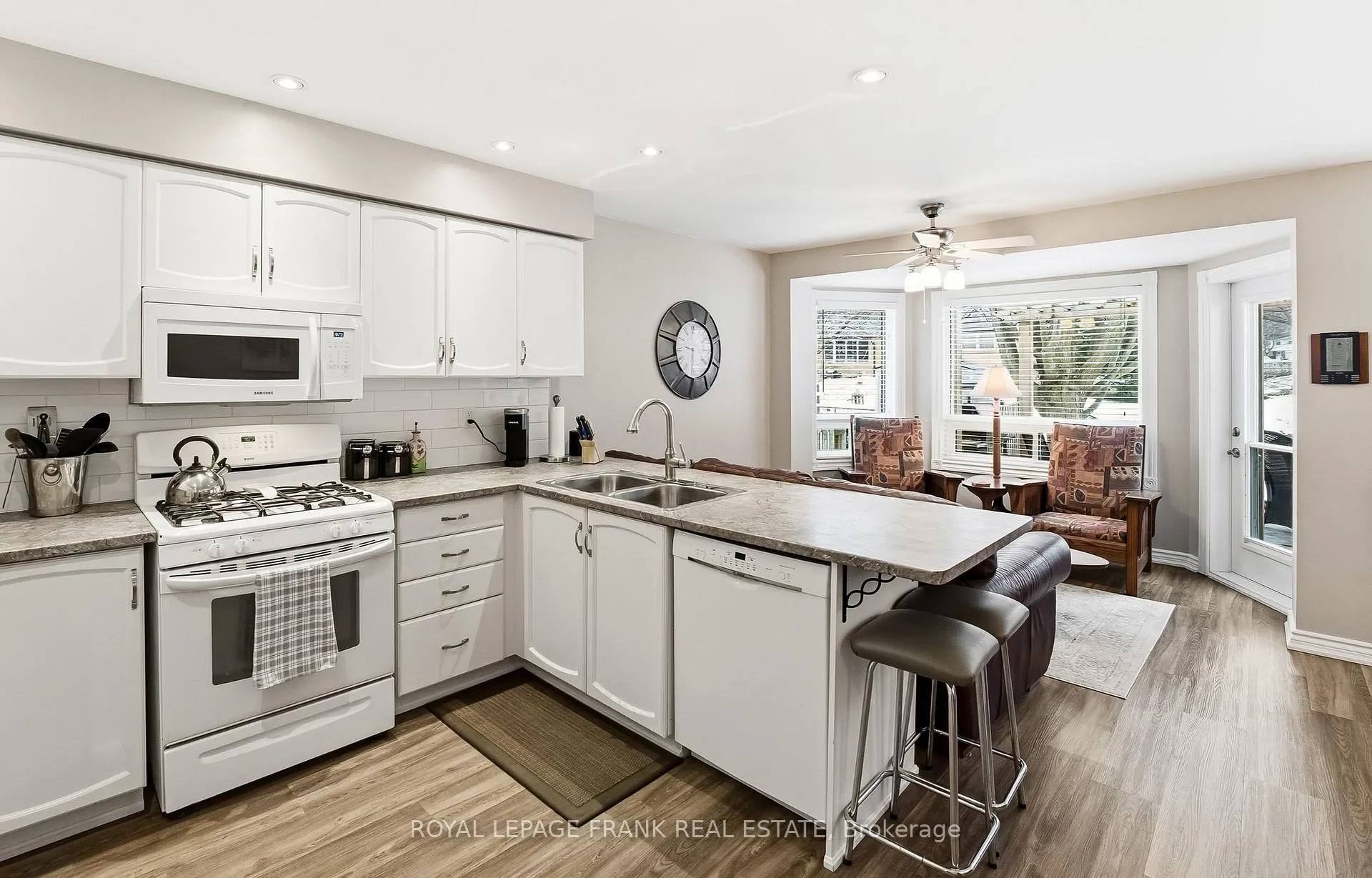 Photo 8 of 63 Farncomb Crescent, Clarington, Bowmanville — HOMEH