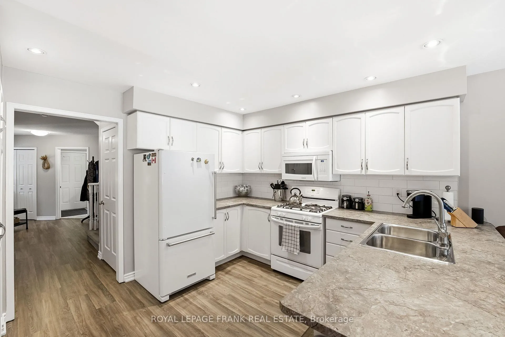 Photo 9 of 63 Farncomb Crescent, Clarington, Bowmanville — HOMEH