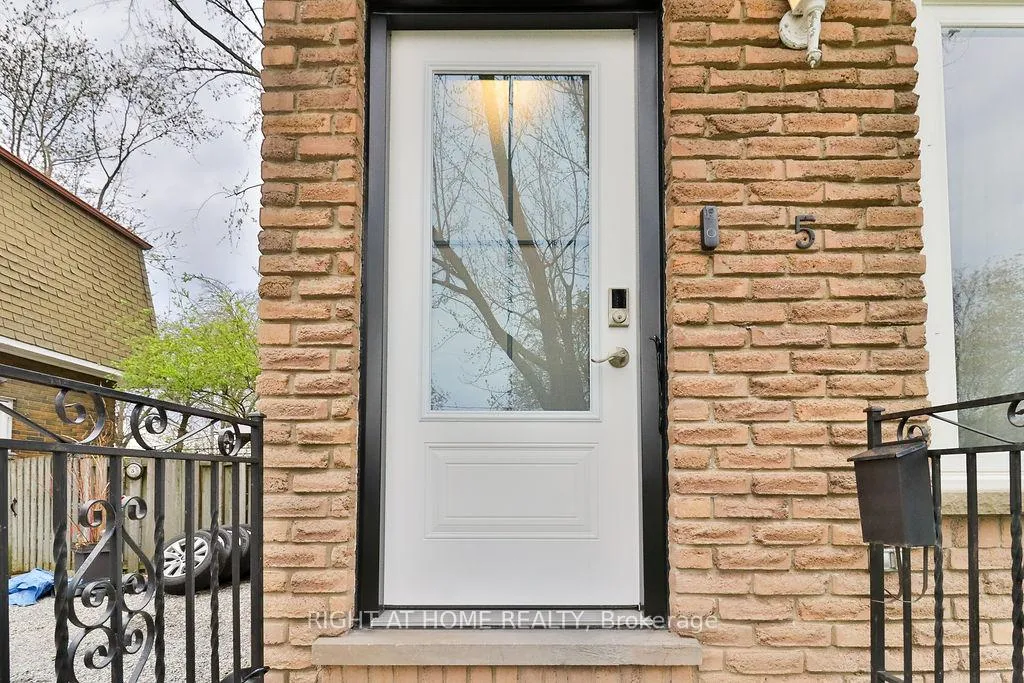 Photo 2 of 5 Prince Paul Crescent, St. Catharines, Lakeport — HOMEH