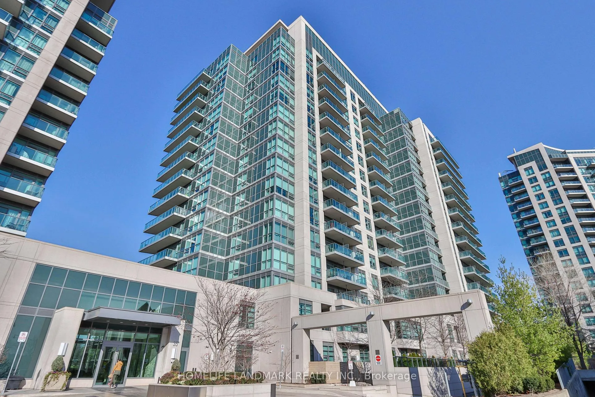 Photo 2 of Unit Lph 05, 35 Brian Peck Crescent, Toronto, Thorncliffe Park — HOMEH