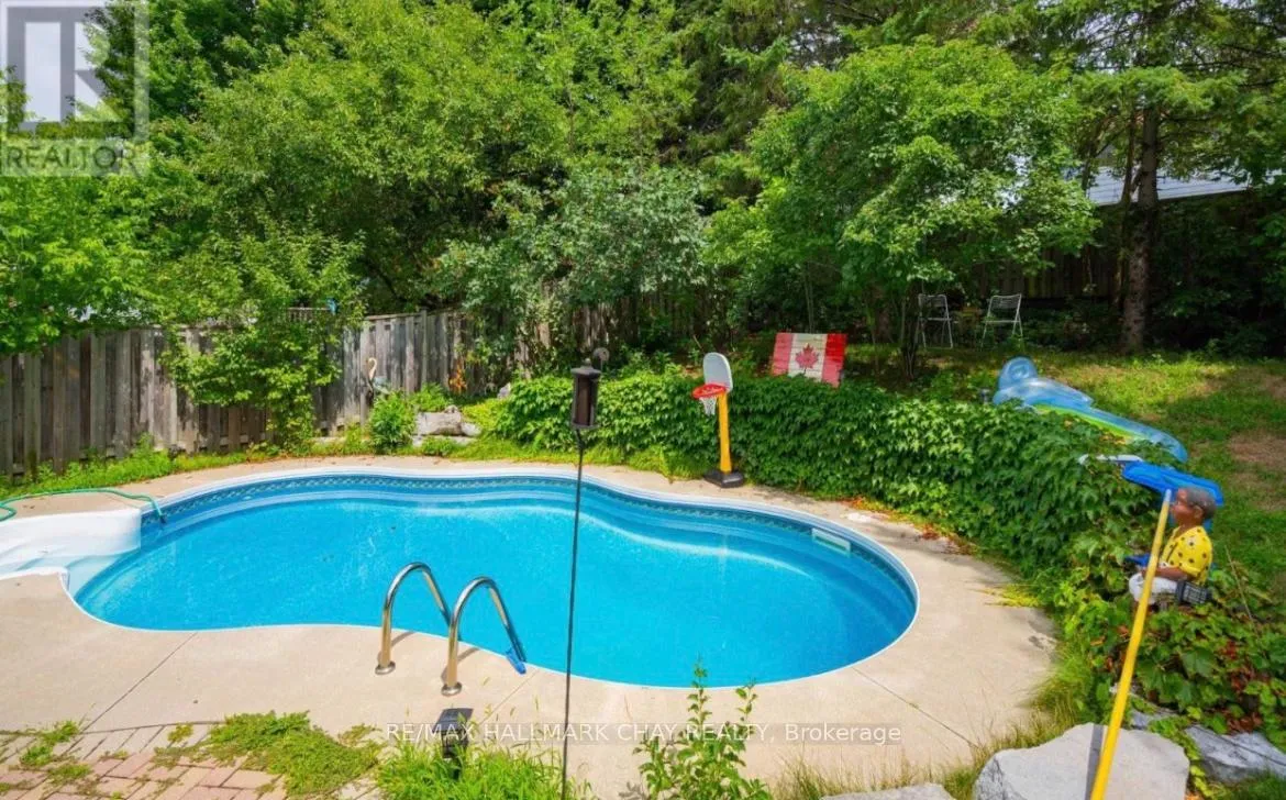 Photo 12 of 13 Jane Crescent, Barrie, Allandale Heights — HOMEH