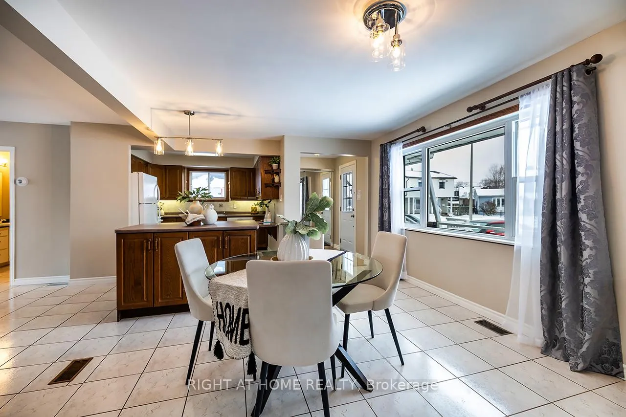 Photo 10 of 21 Wishbone Crescent, Ajax, South East — HOMEH