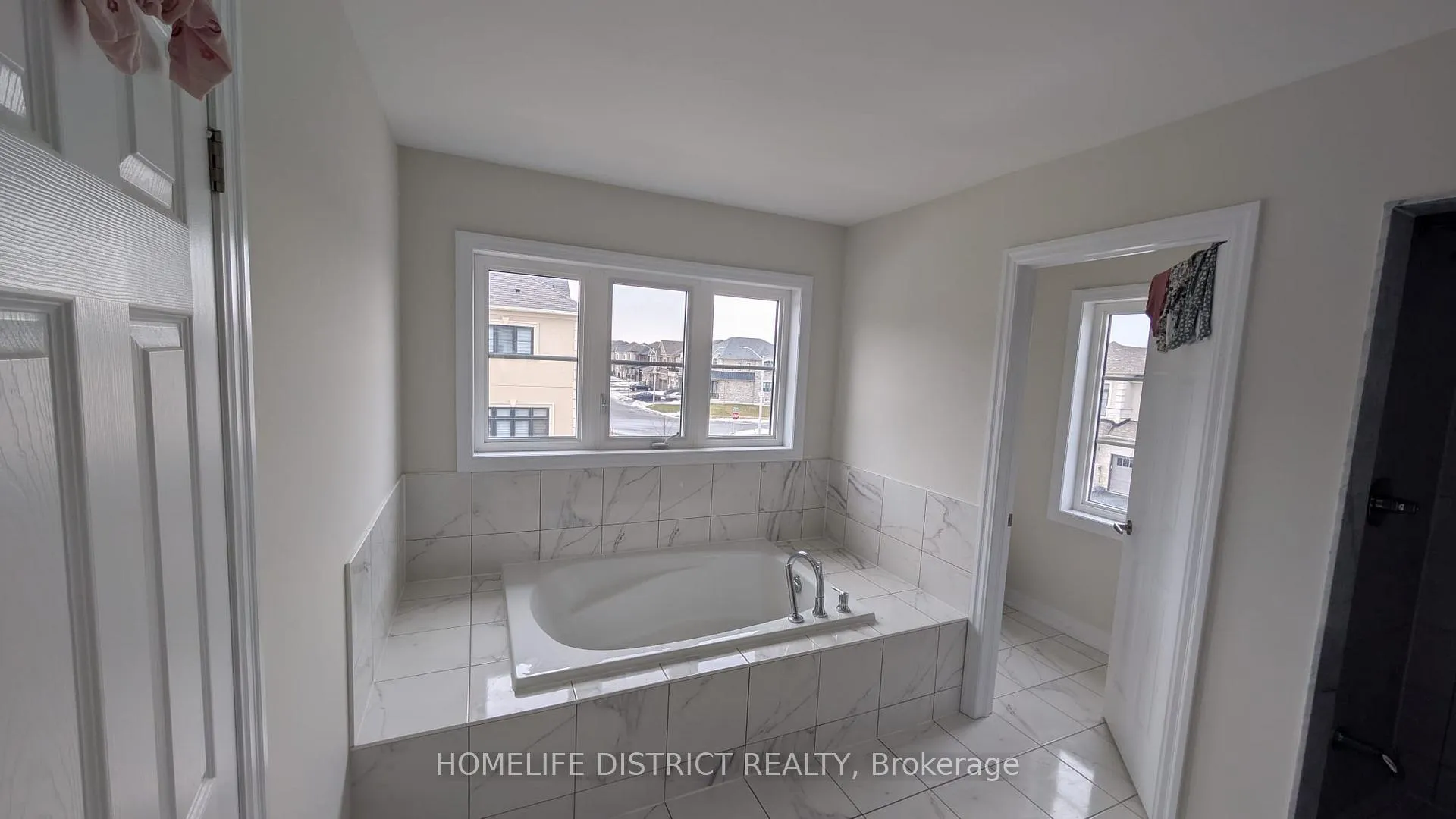Photo 3 of 160 Belmont Drive, Clarington, Newcastle — HOMEH