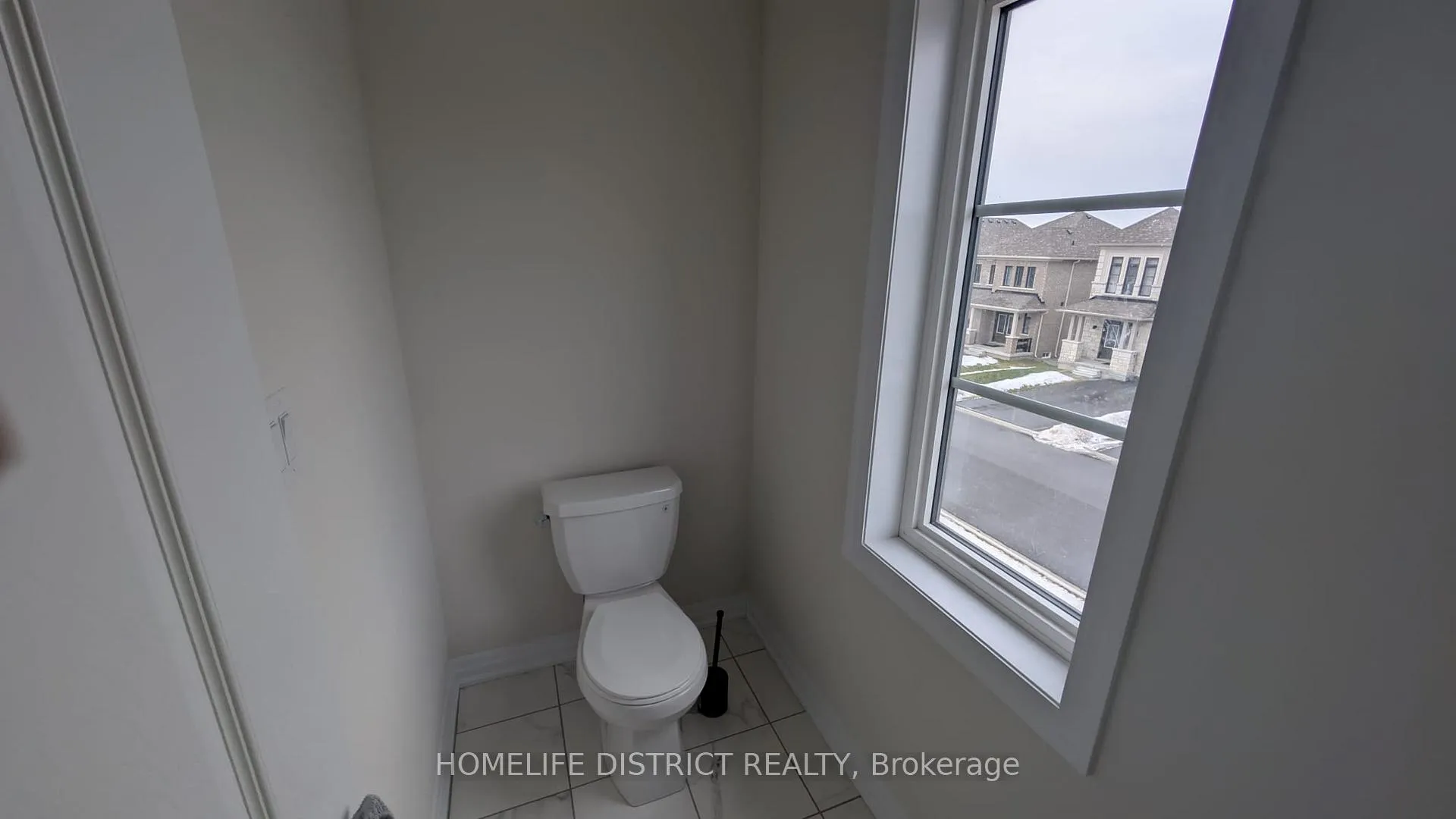 Photo 4 of 160 Belmont Drive, Clarington, Newcastle — HOMEH