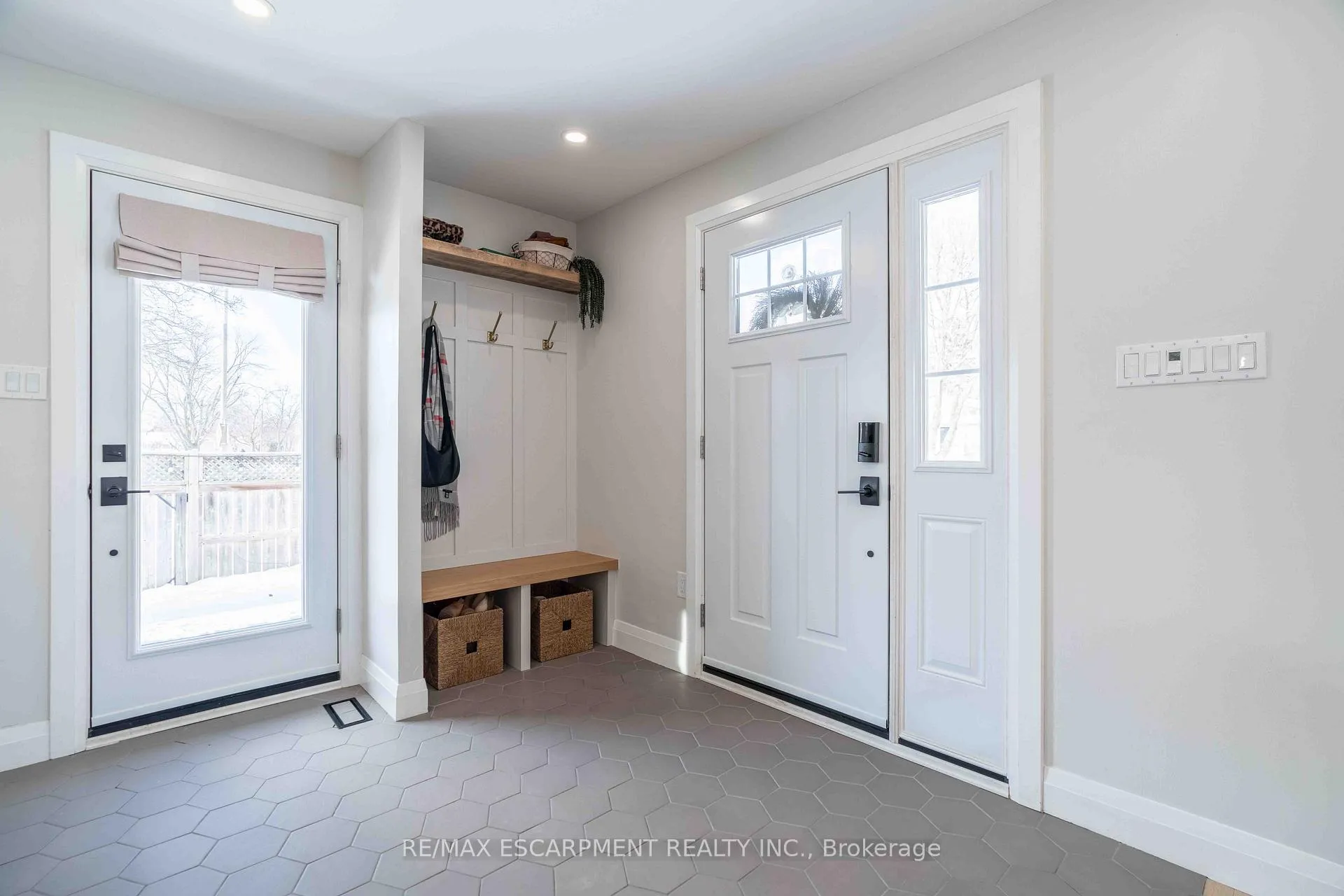 Photo 3 of 34 William Johnson Street, Hamilton, Stoney Creek Mountain — HOMEH