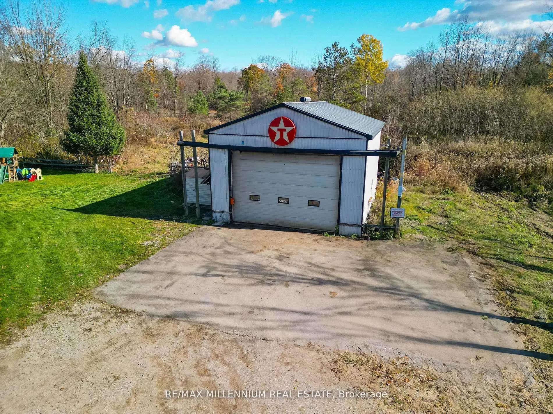 Photo 2 of 3021 Pinegrove Road, Springwater, Rural Springwater — HOMEH