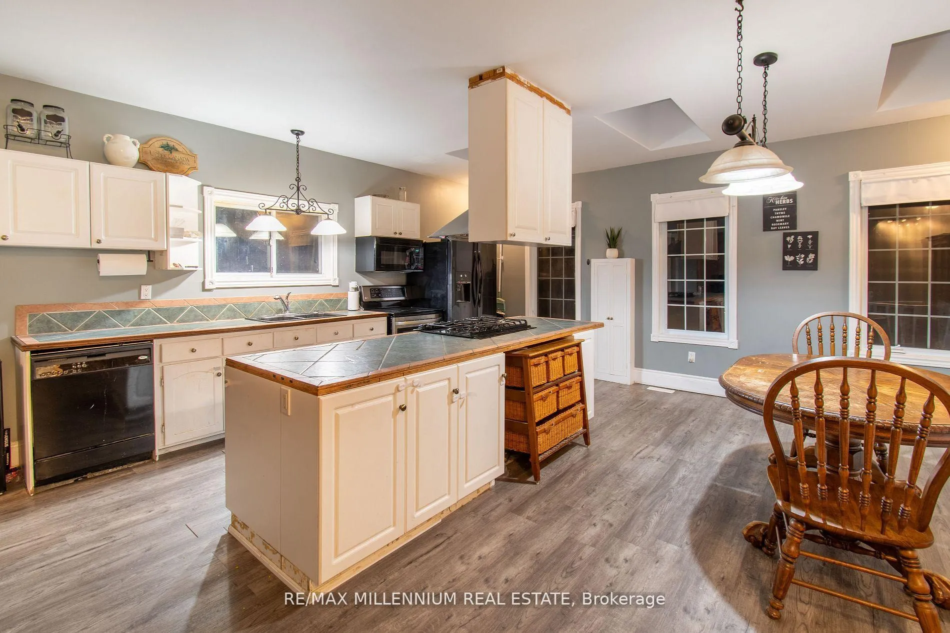 Photo 11 of 3021 Pinegrove Road, Springwater, Rural Springwater — HOMEH