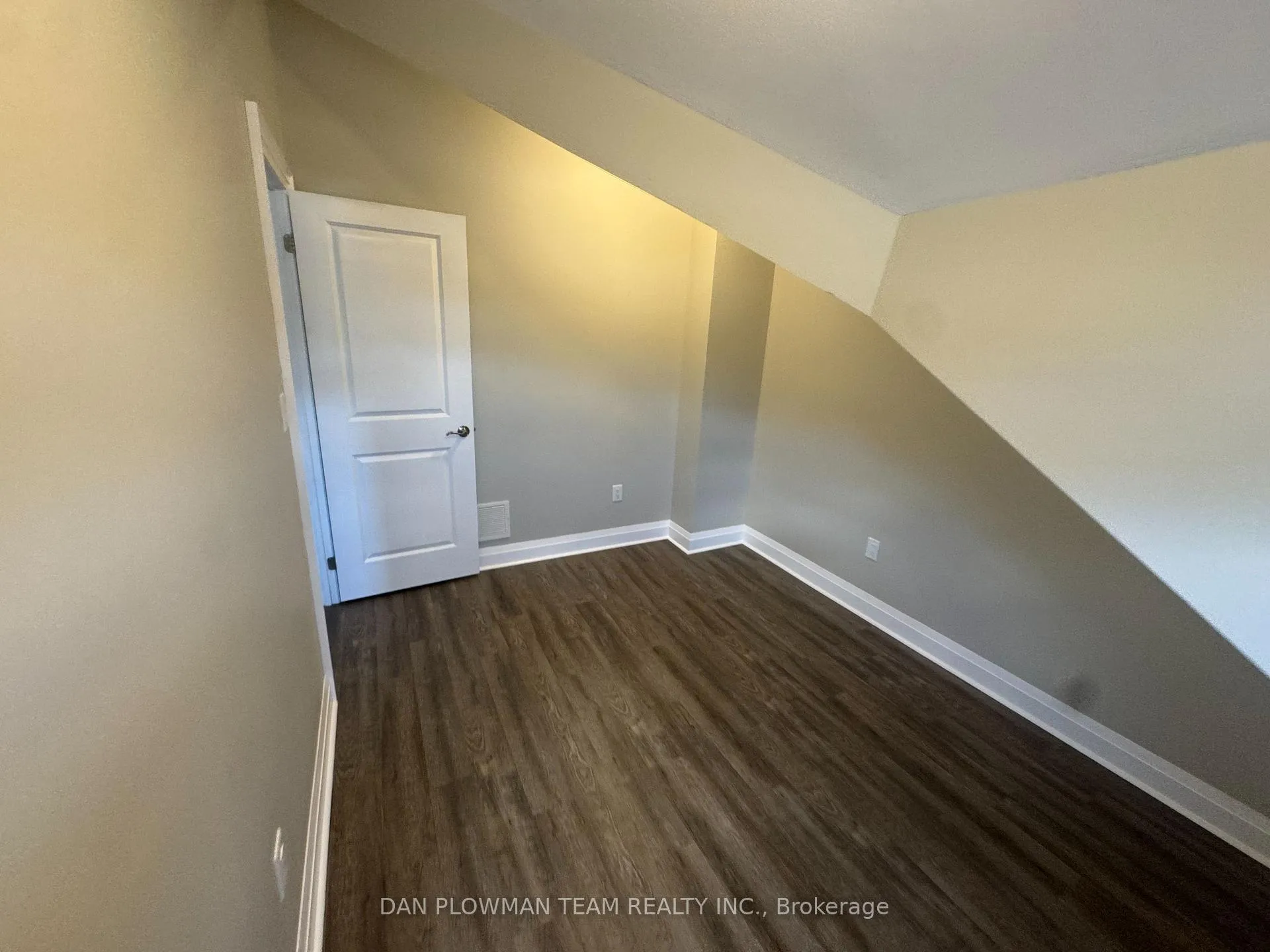 Photo 5 of Unit Upper, 460 Park Road S, Oshawa, Vanier — HOMEH