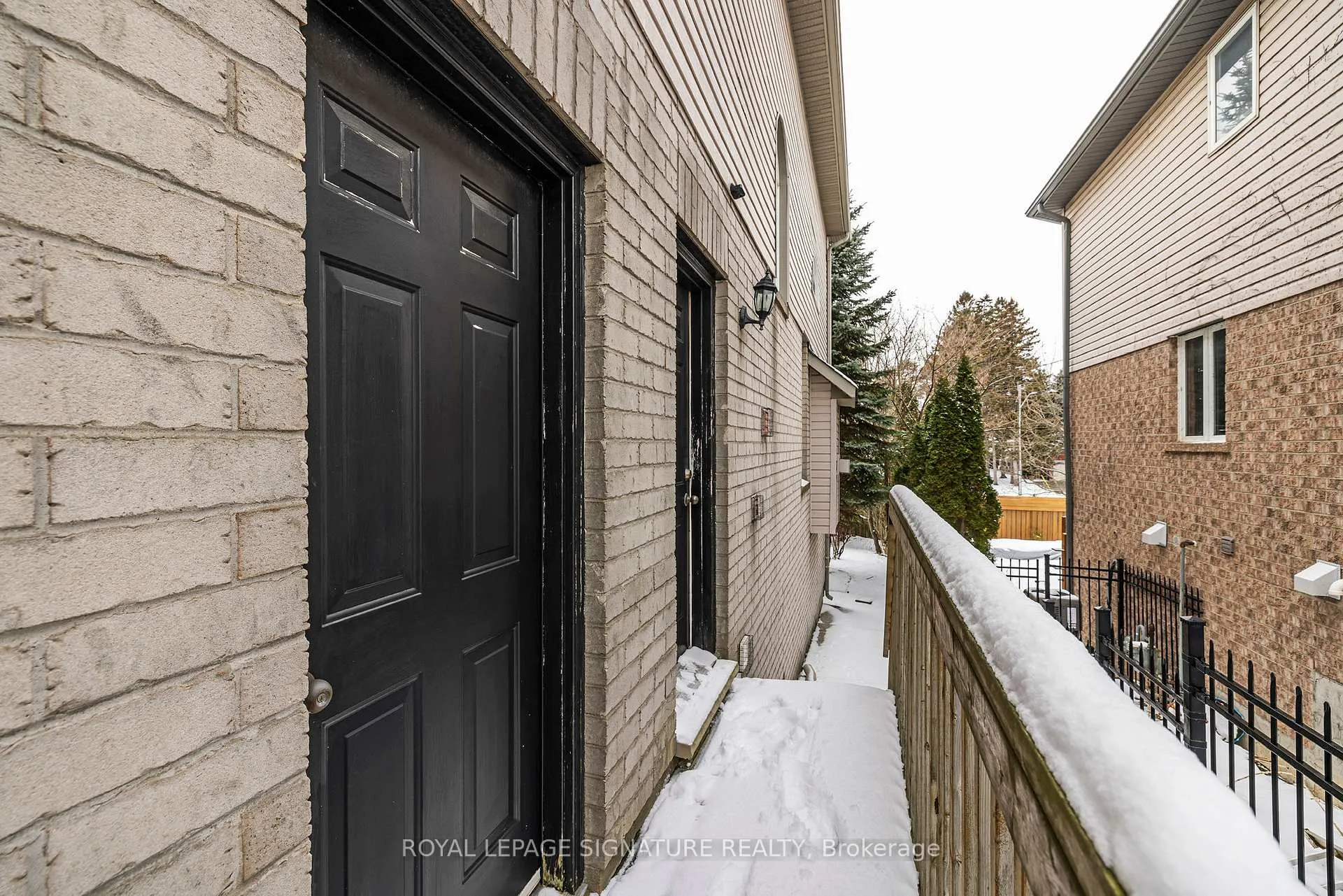 Photo 4 of 68 Southcreek Drive, Hamilton, Meadowlands — HOMEH