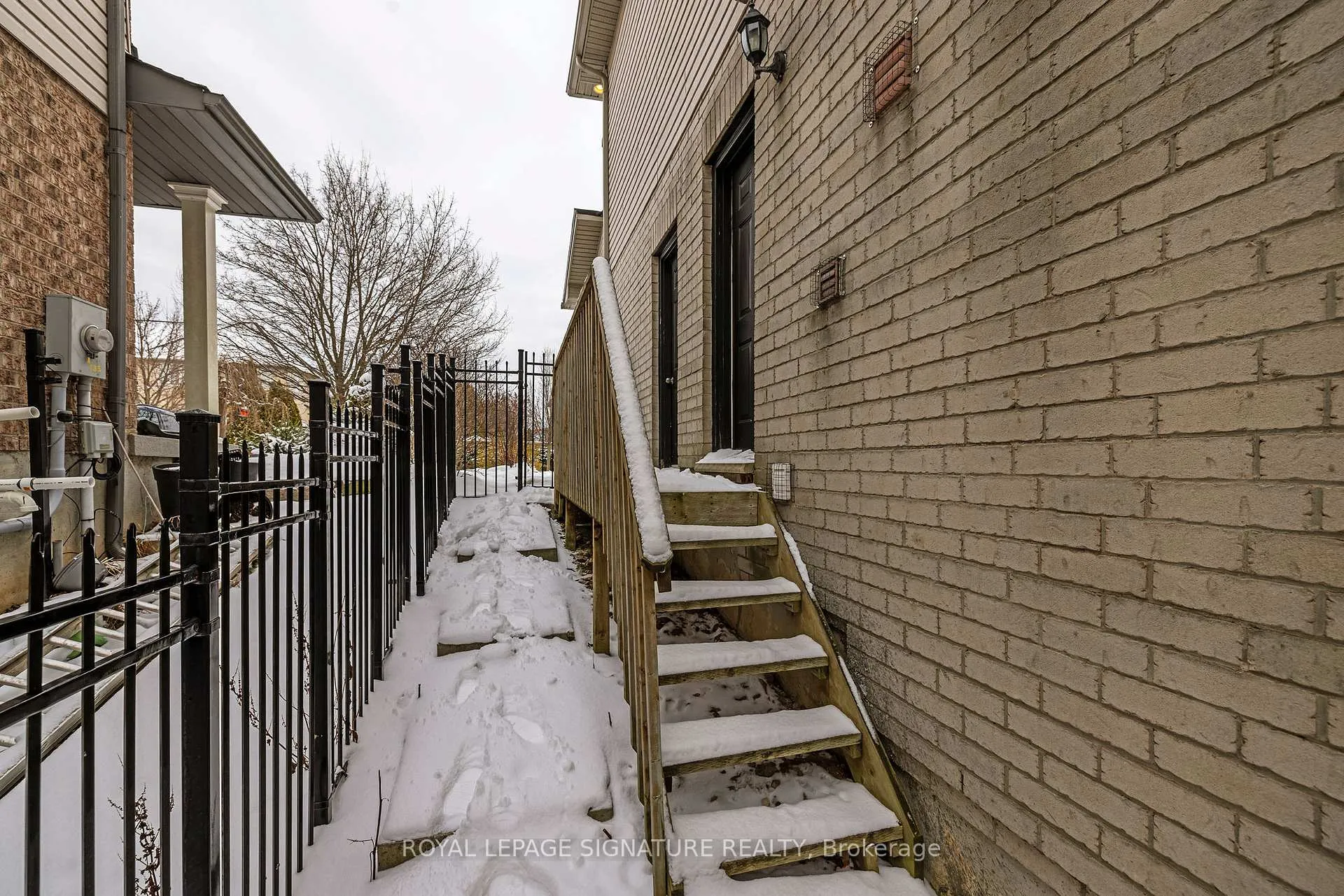 Photo 5 of 68 Southcreek Drive, Hamilton, Meadowlands — HOMEH