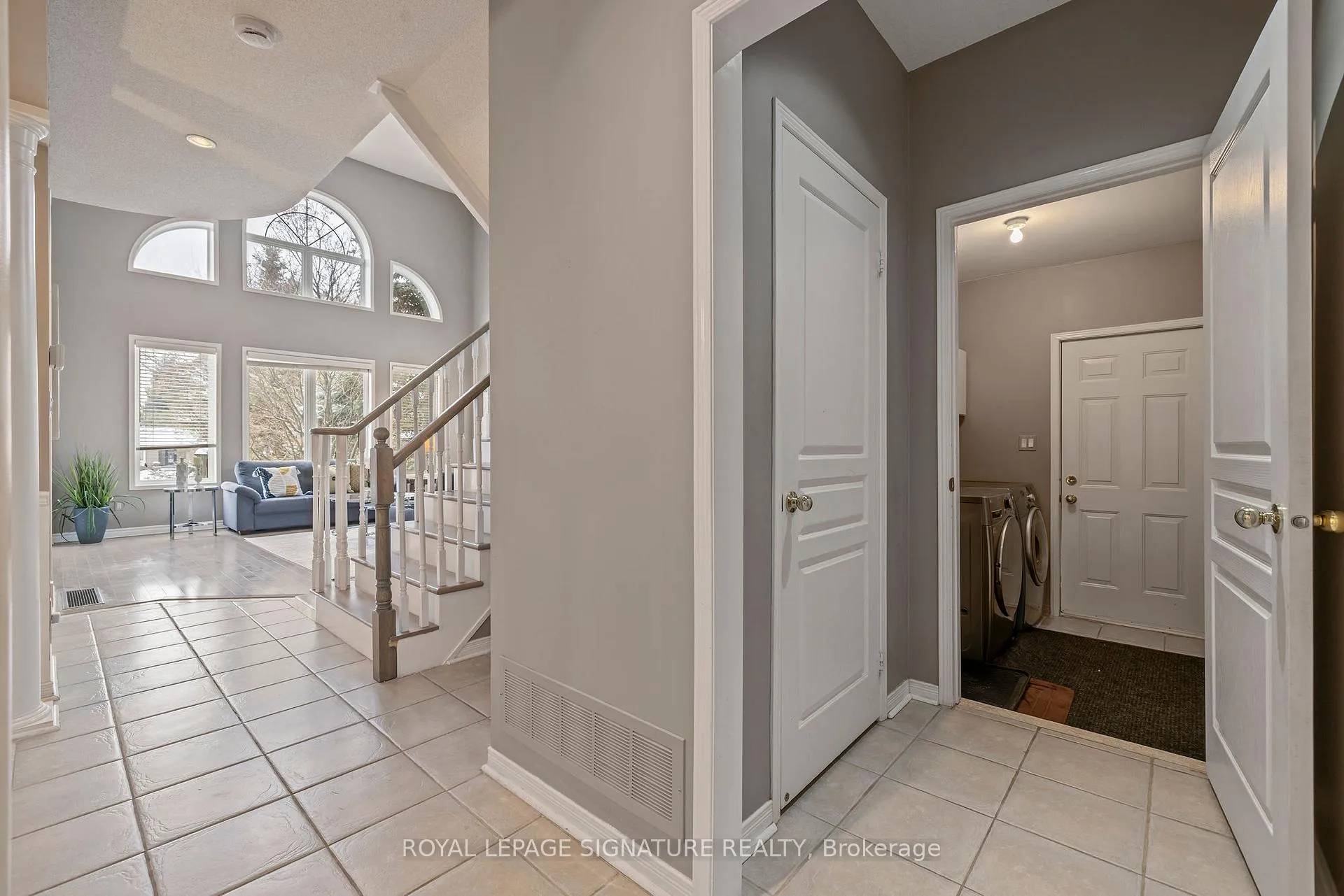 Photo 10 of 68 Southcreek Drive, Hamilton, Meadowlands — HOMEH