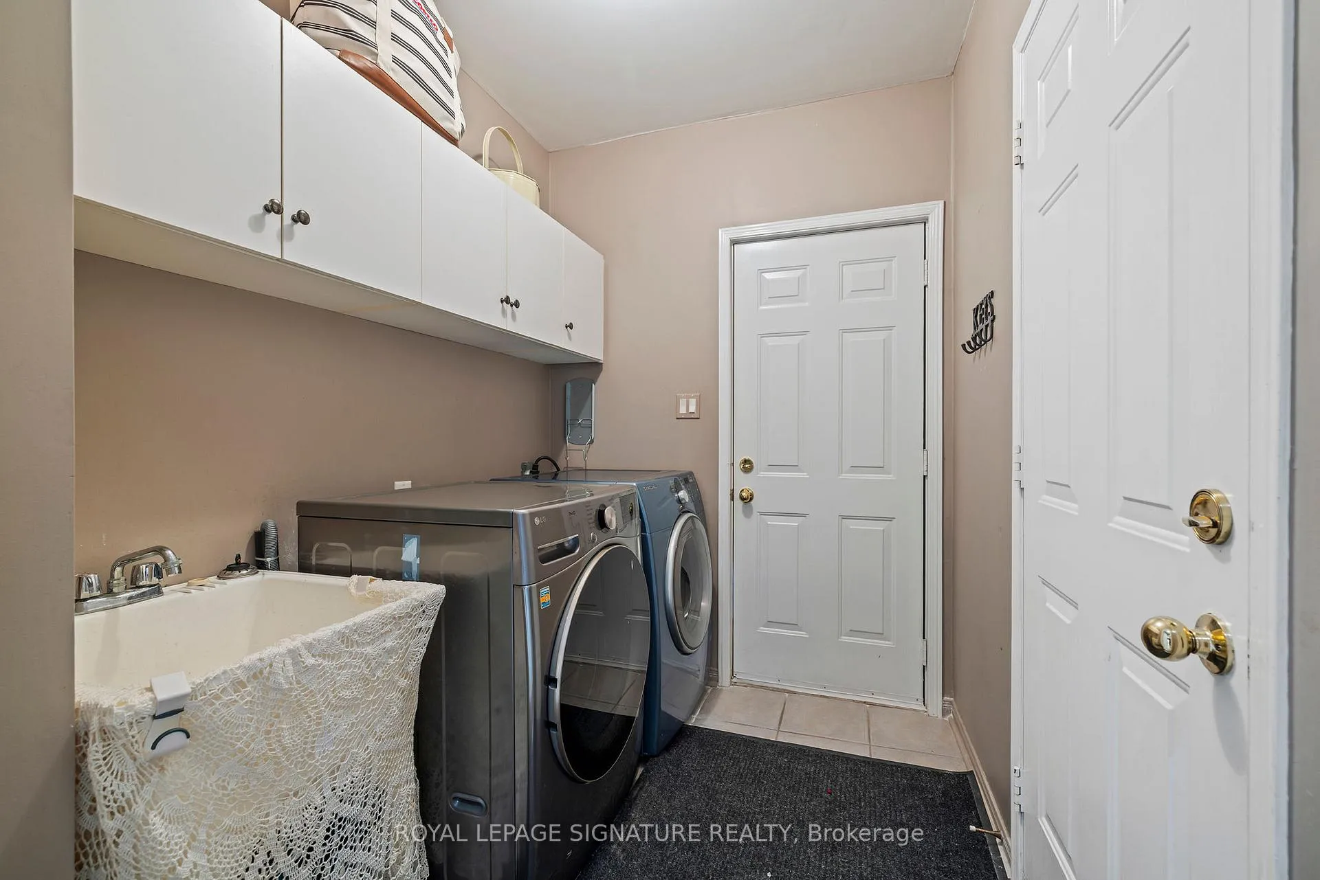 Photo 11 of 68 Southcreek Drive, Hamilton, Meadowlands — HOMEH