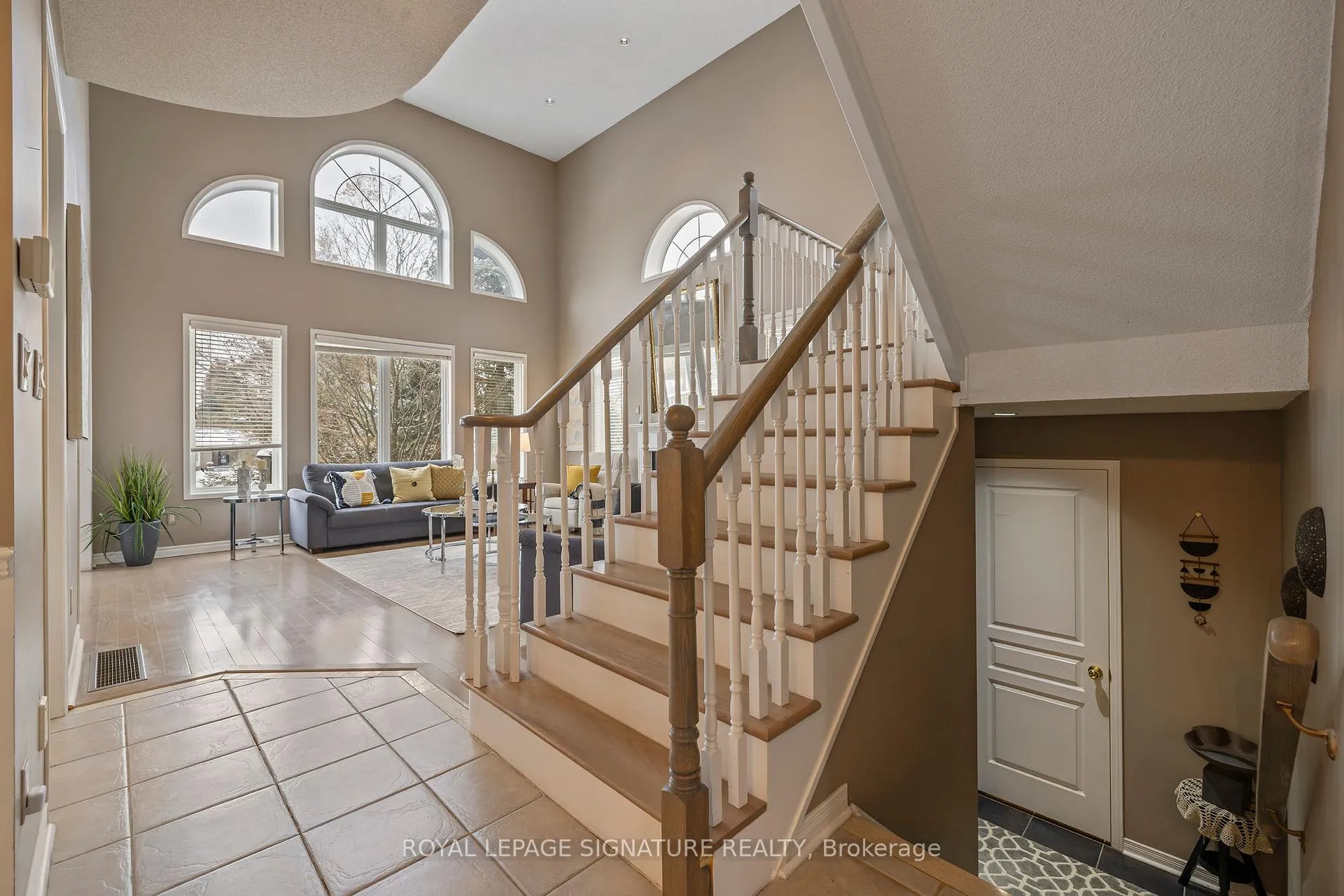Photo 12 of 68 Southcreek Drive, Hamilton, Meadowlands — HOMEH