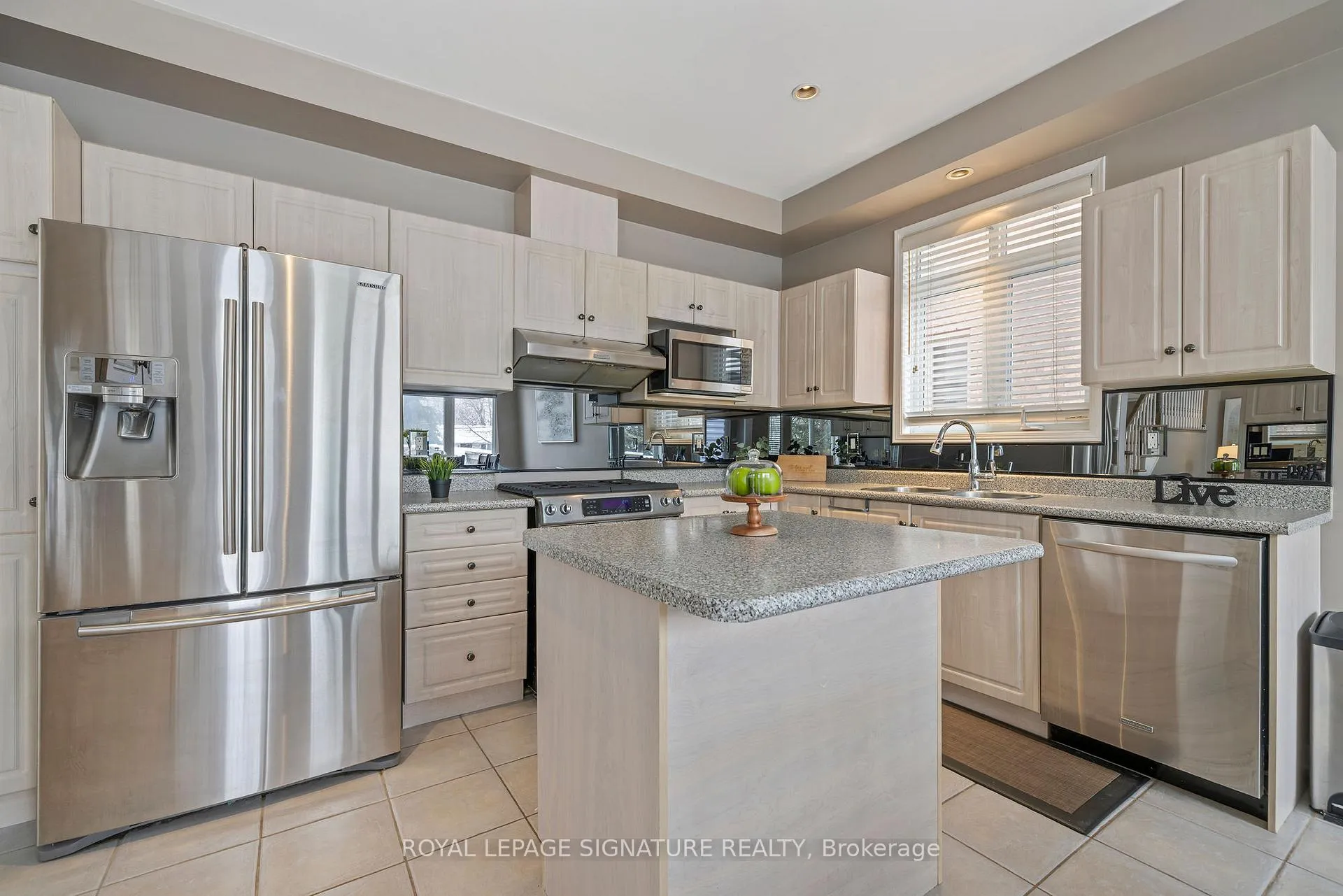 Photo 18 of 68 Southcreek Drive, Hamilton, Meadowlands — HOMEH