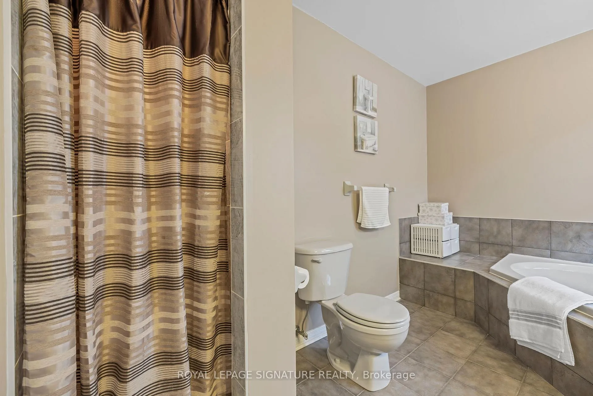 Photo 26 of 68 Southcreek Drive, Hamilton, Meadowlands — HOMEH