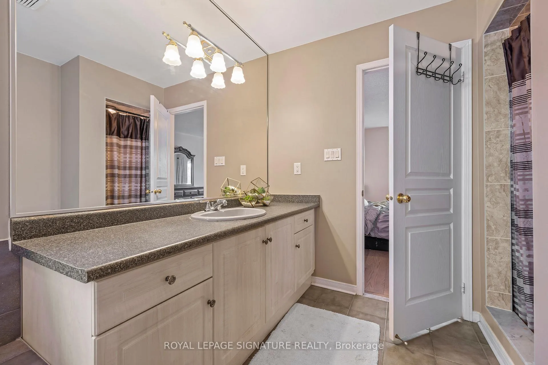 Photo 27 of 68 Southcreek Drive, Hamilton, Meadowlands — HOMEH