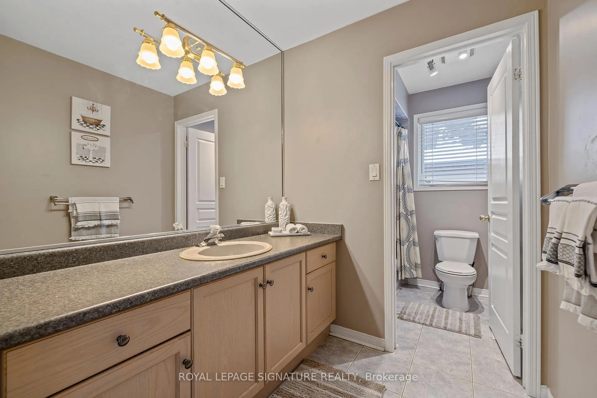 Photo 31 of 68 Southcreek Drive, Hamilton, Meadowlands — HOMEH