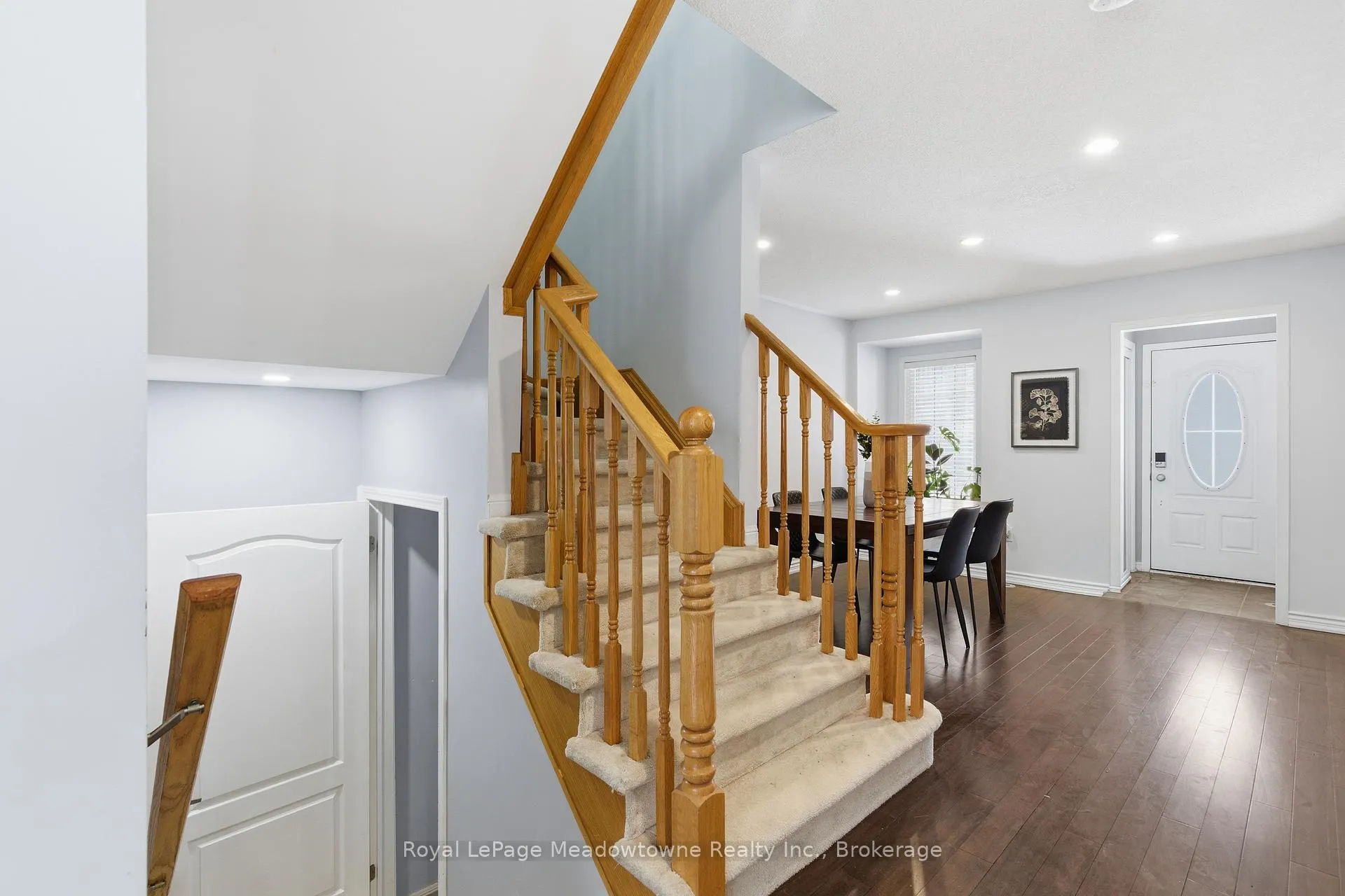 Photo 3 of 851 Gifford Crescent, Milton, Coates — HOMEH