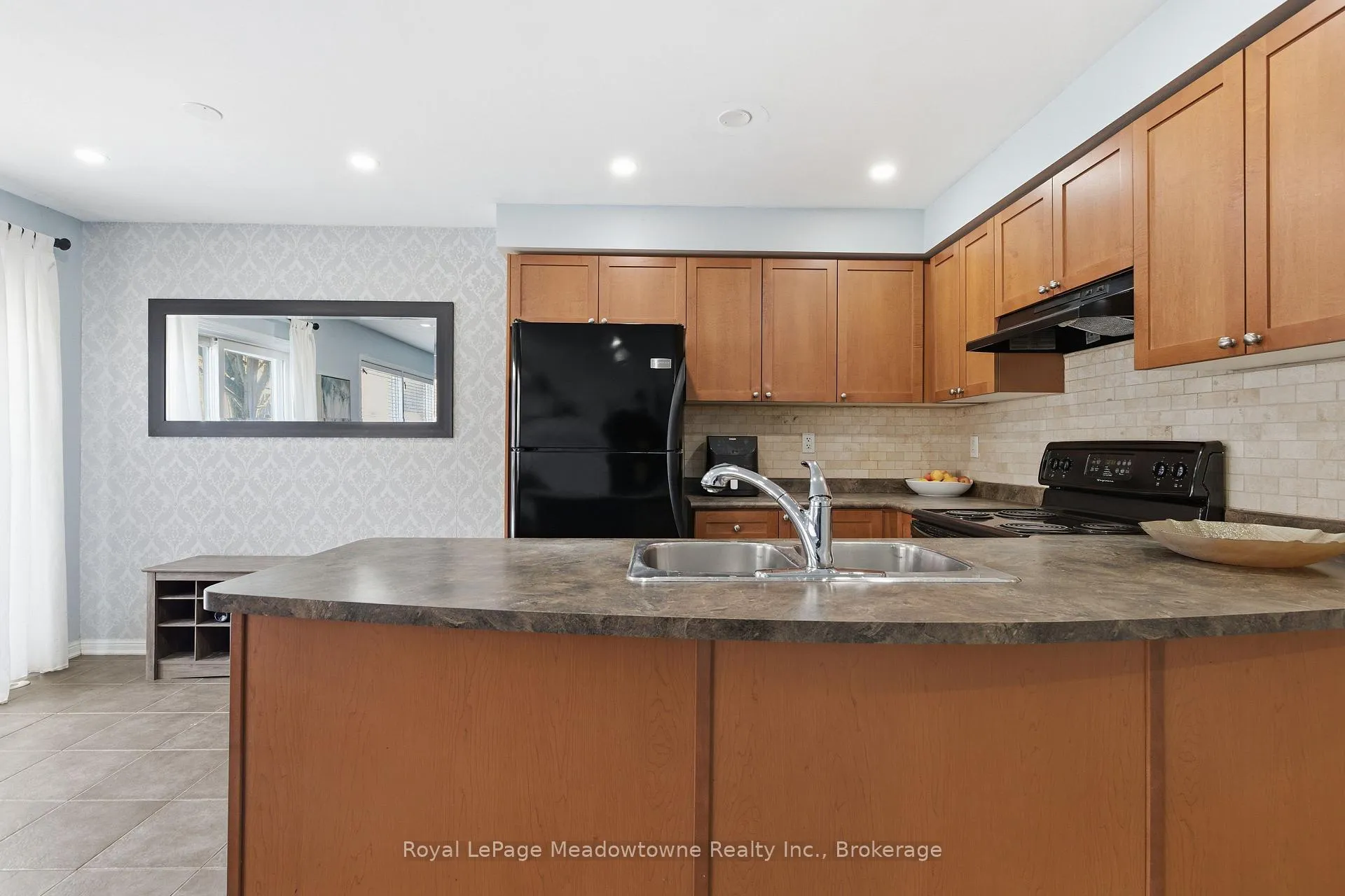 Photo 10 of 851 Gifford Crescent, Milton, Coates — HOMEH