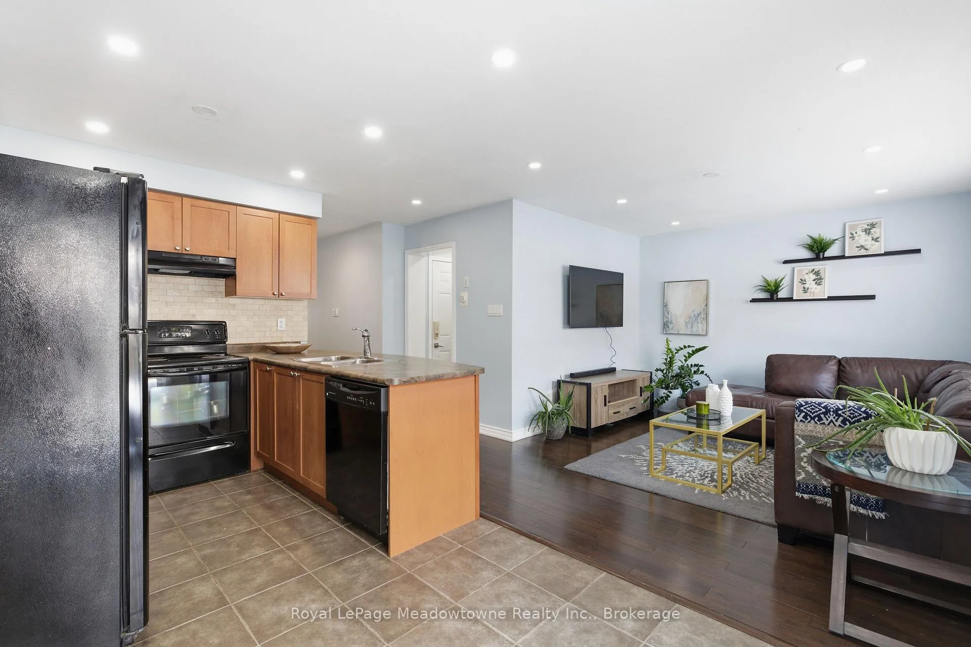 Photo 12 of 851 Gifford Crescent, Milton, Coates — HOMEH