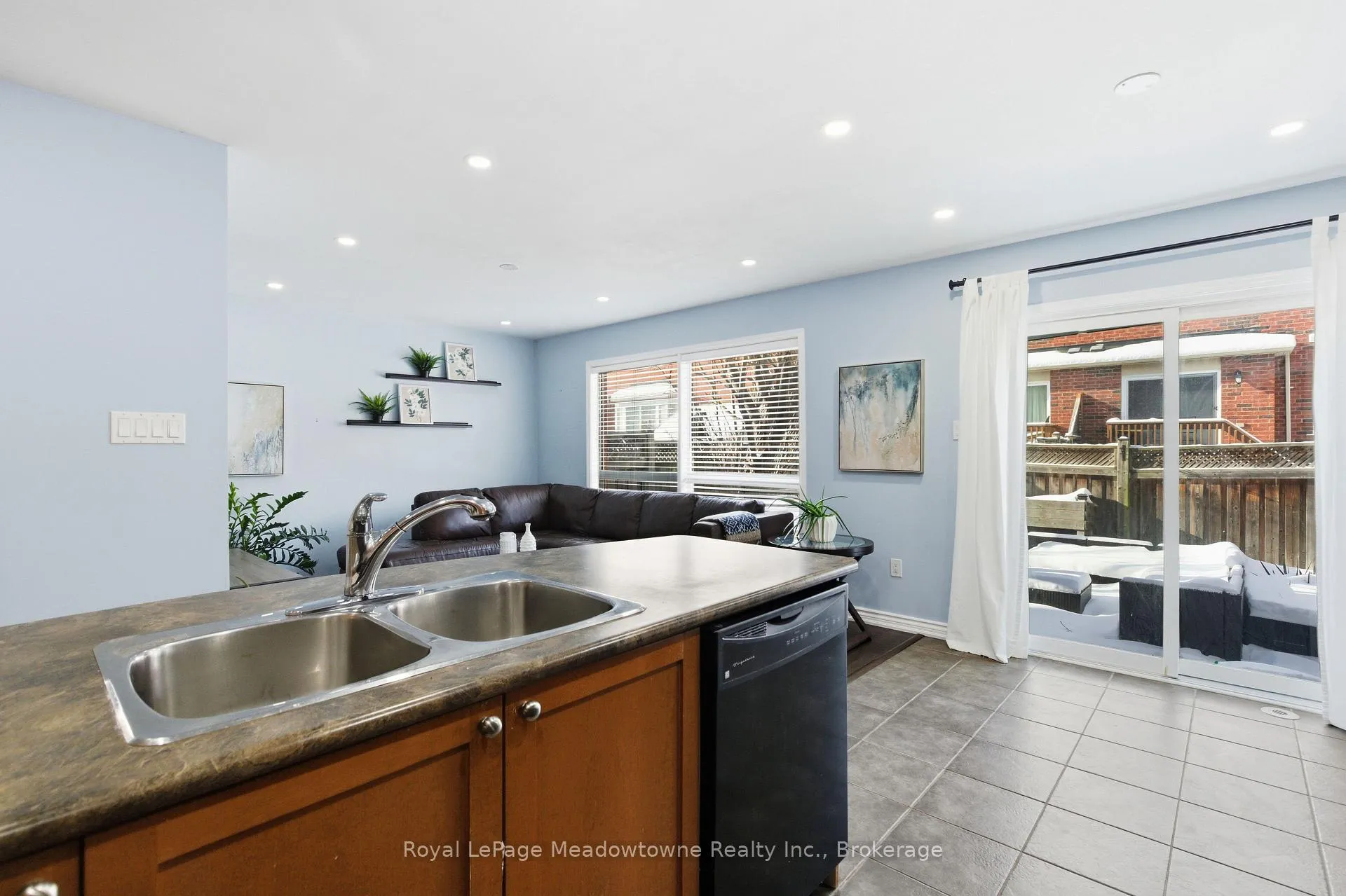 Photo 13 of 851 Gifford Crescent, Milton, Coates — HOMEH