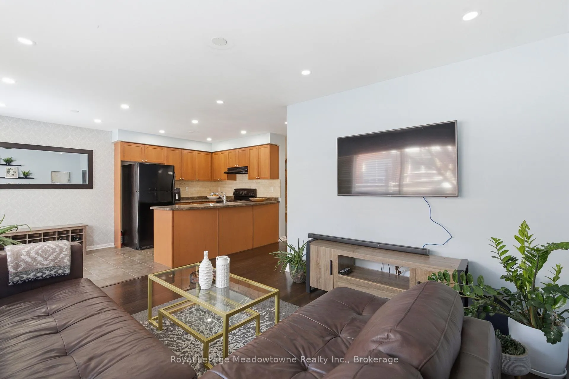 Photo 14 of 851 Gifford Crescent, Milton, Coates — HOMEH