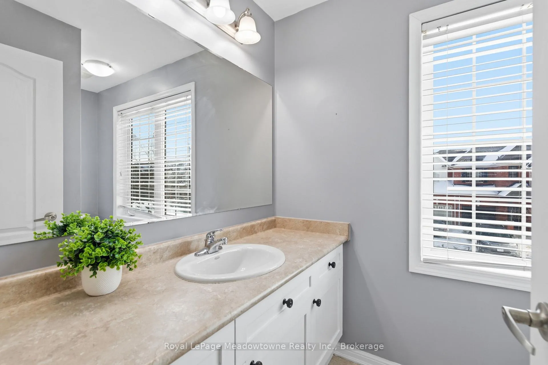 Photo 27 of 851 Gifford Crescent, Milton, Coates — HOMEH