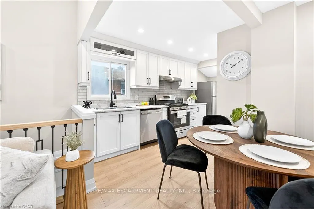 Photo 3 of 156 Walter Avenue N, Hamilton, Normanhurst — HOMEH