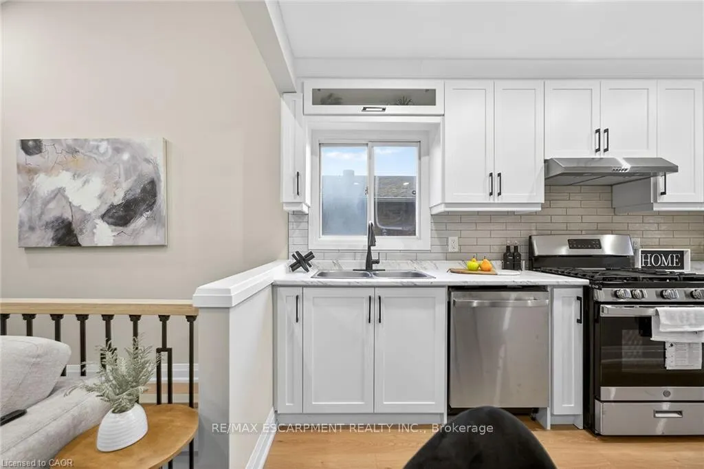 Photo 4 of 156 Walter Avenue N, Hamilton, Normanhurst — HOMEH