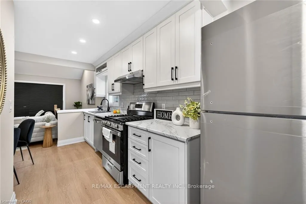 Photo 6 of 156 Walter Avenue N, Hamilton, Normanhurst — HOMEH