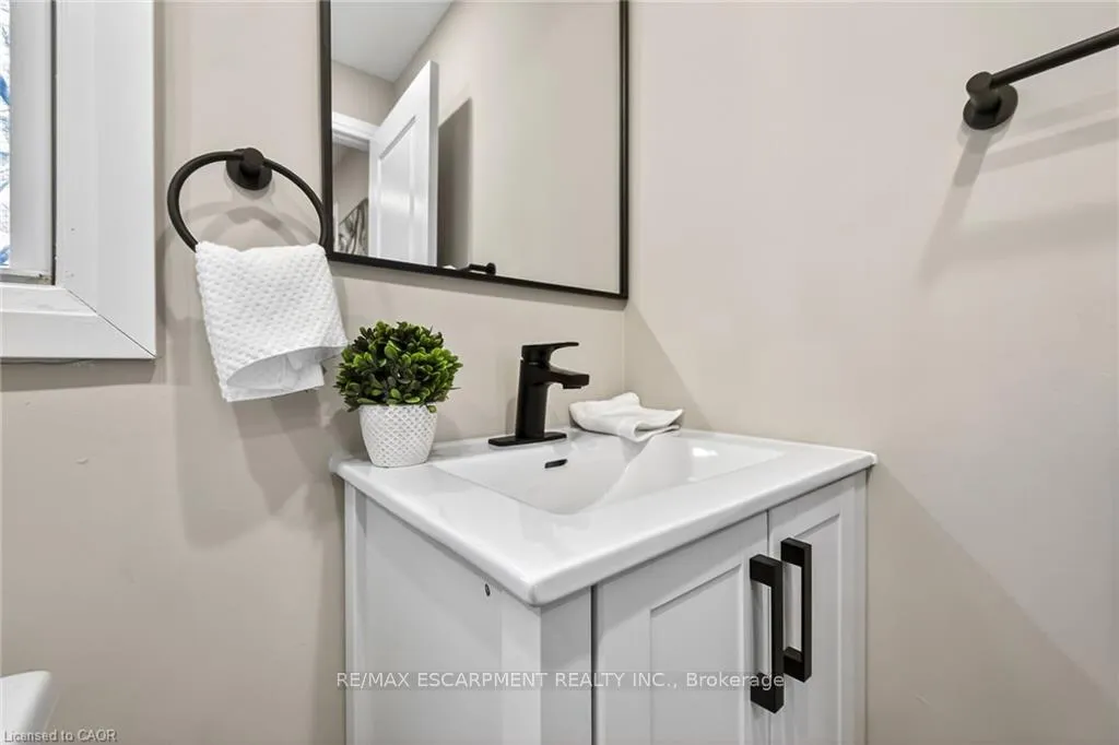 Photo 15 of 156 Walter Avenue N, Hamilton, Normanhurst — HOMEH