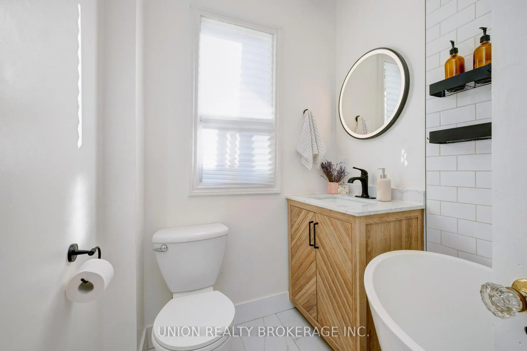 Photo 21 of 186 Scarborough Road, Toronto, The Beaches — HOMEH