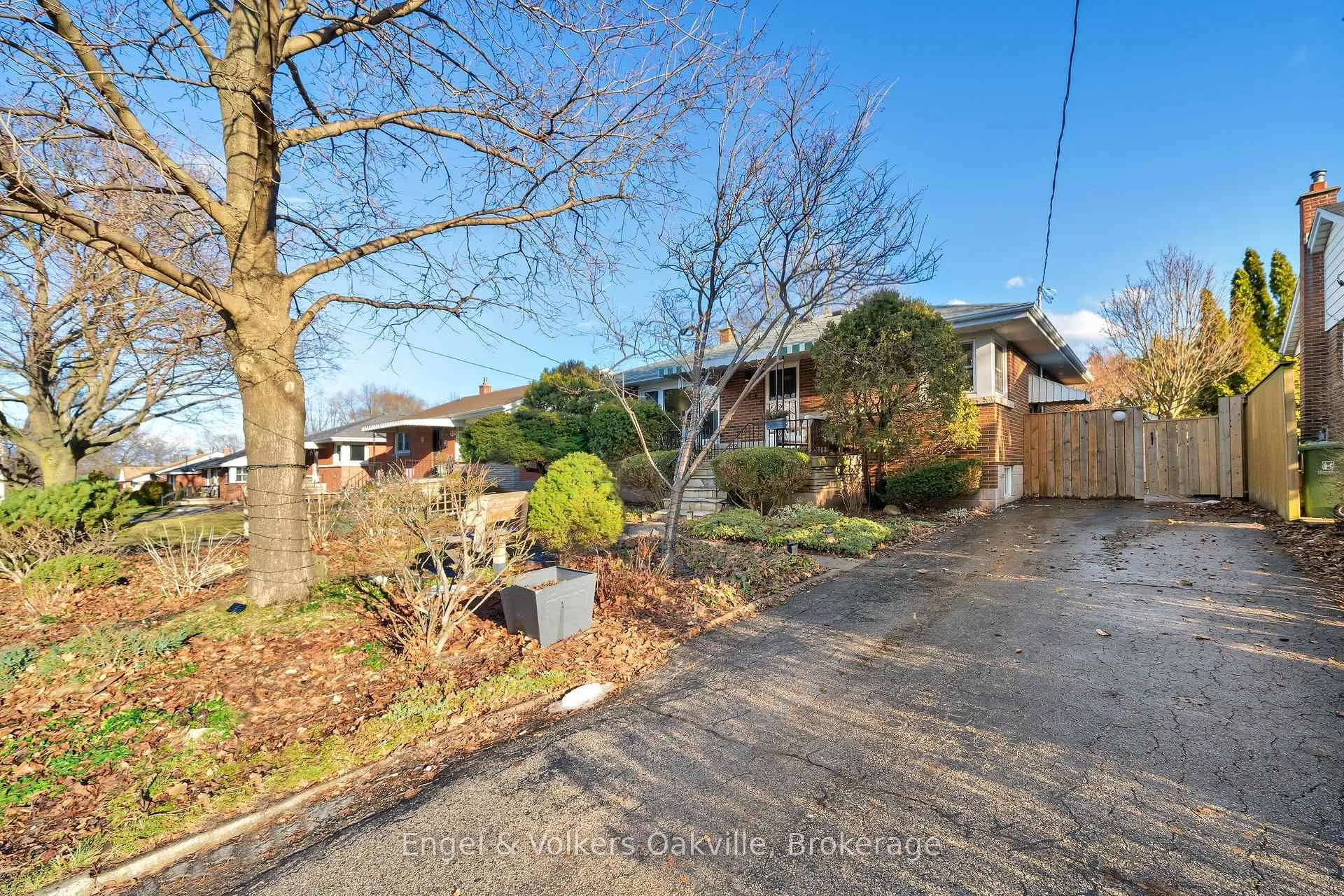 Photo 2 of 115 Welbourn Drive, Hamilton, Balfour — HOMEH