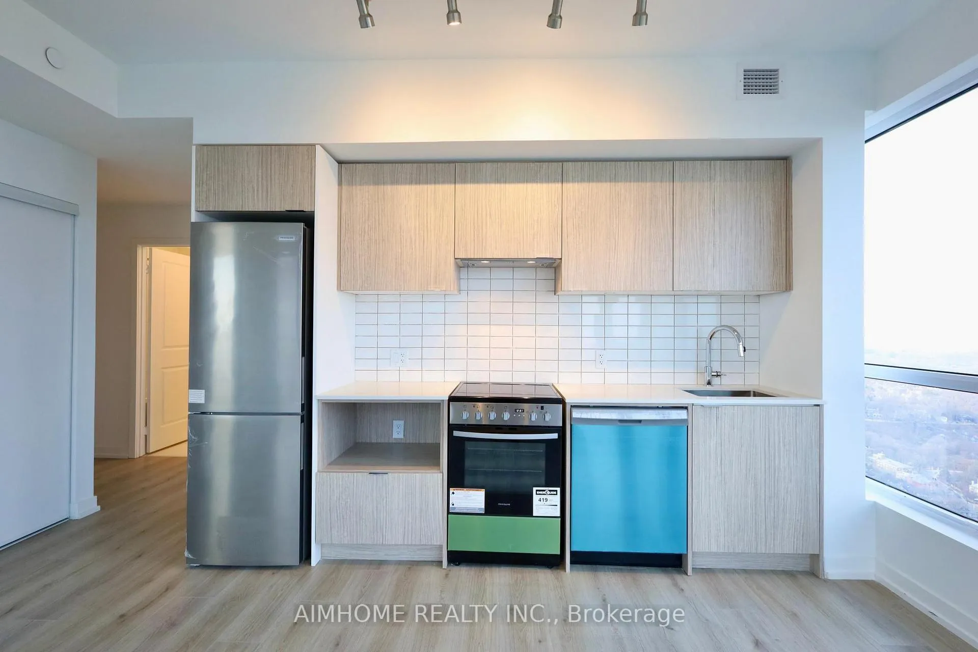 Front of Unit 5010, 395 Bloor Street E