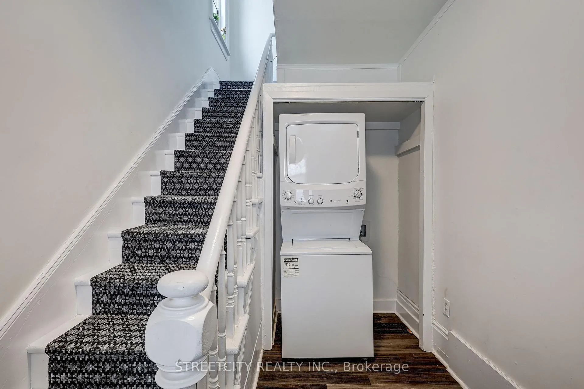 Photo 4 of 12 Weldon Avenue, St. Thomas — HOMEH