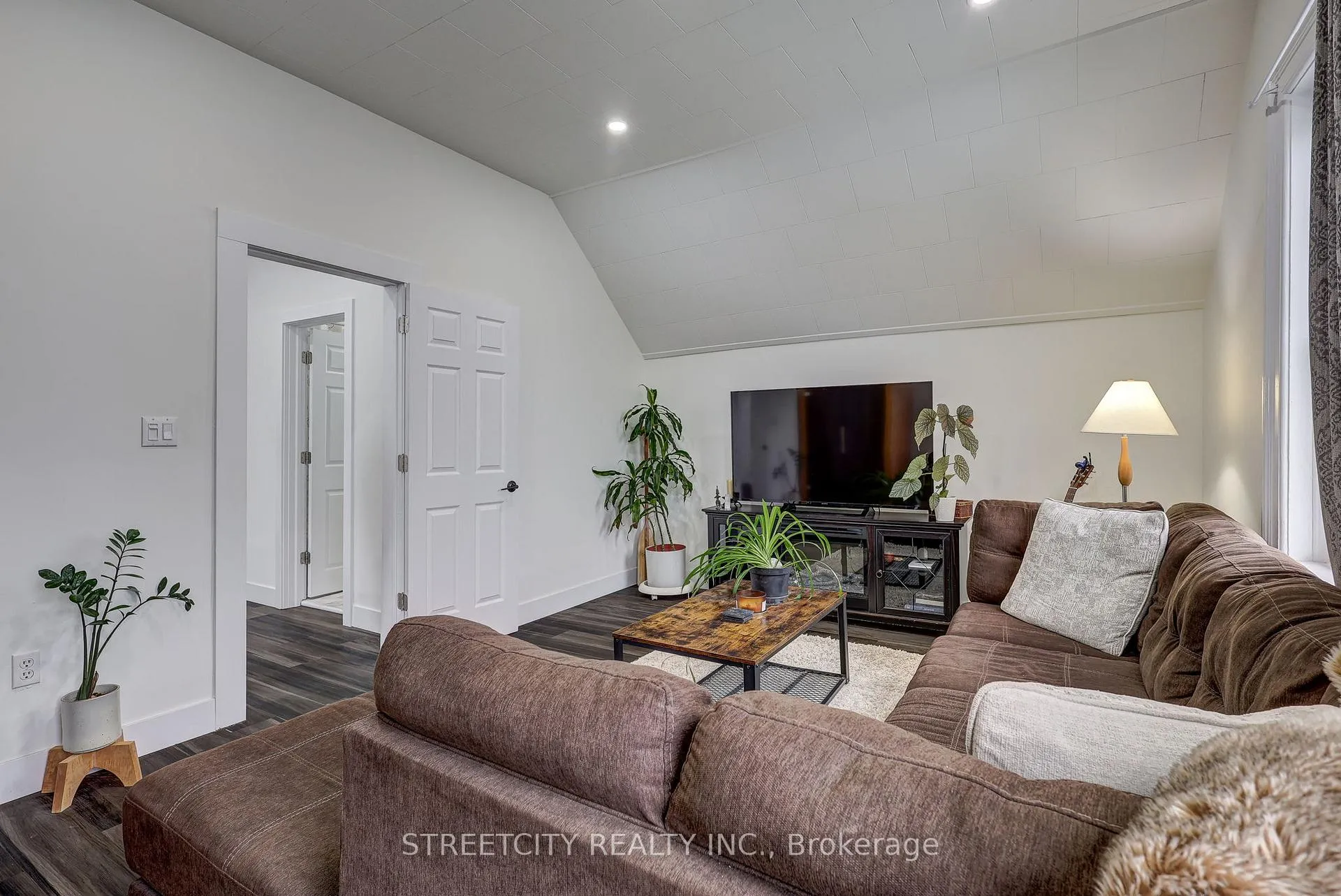 Photo 9 of 12 Weldon Avenue, St. Thomas — HOMEH