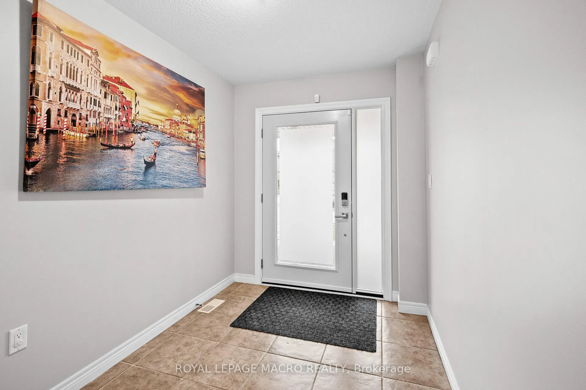 Photo 4 of 44 Pelech Crescent, Hamilton, Stoney Creek Mountain — HOMEH