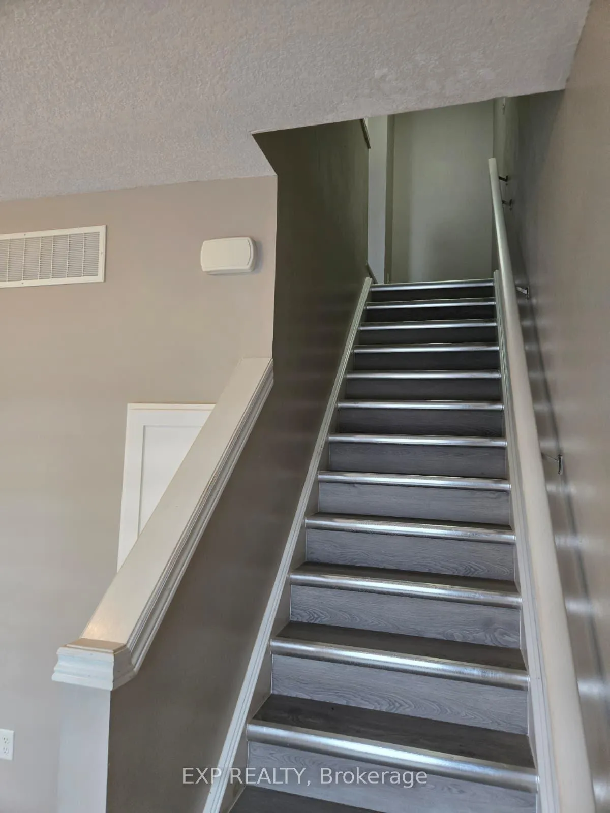 Photo 3 of Unit Unit A, 1110 Fairway Road, Kitchener, Grand River South — HOMEH